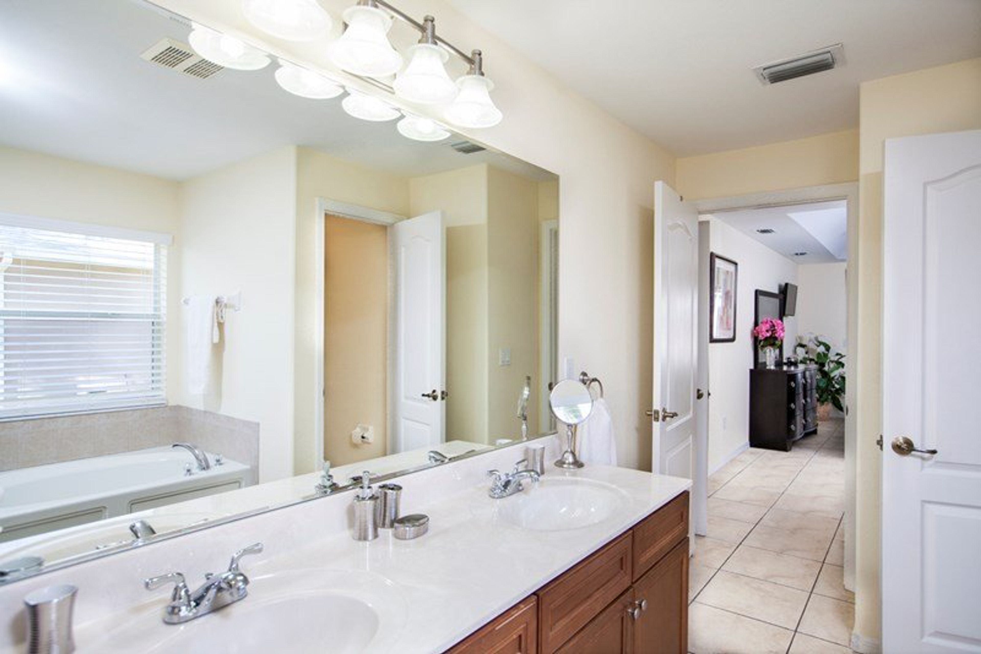 En-suite bathroom with double vanity, soaker tub & walk in shower