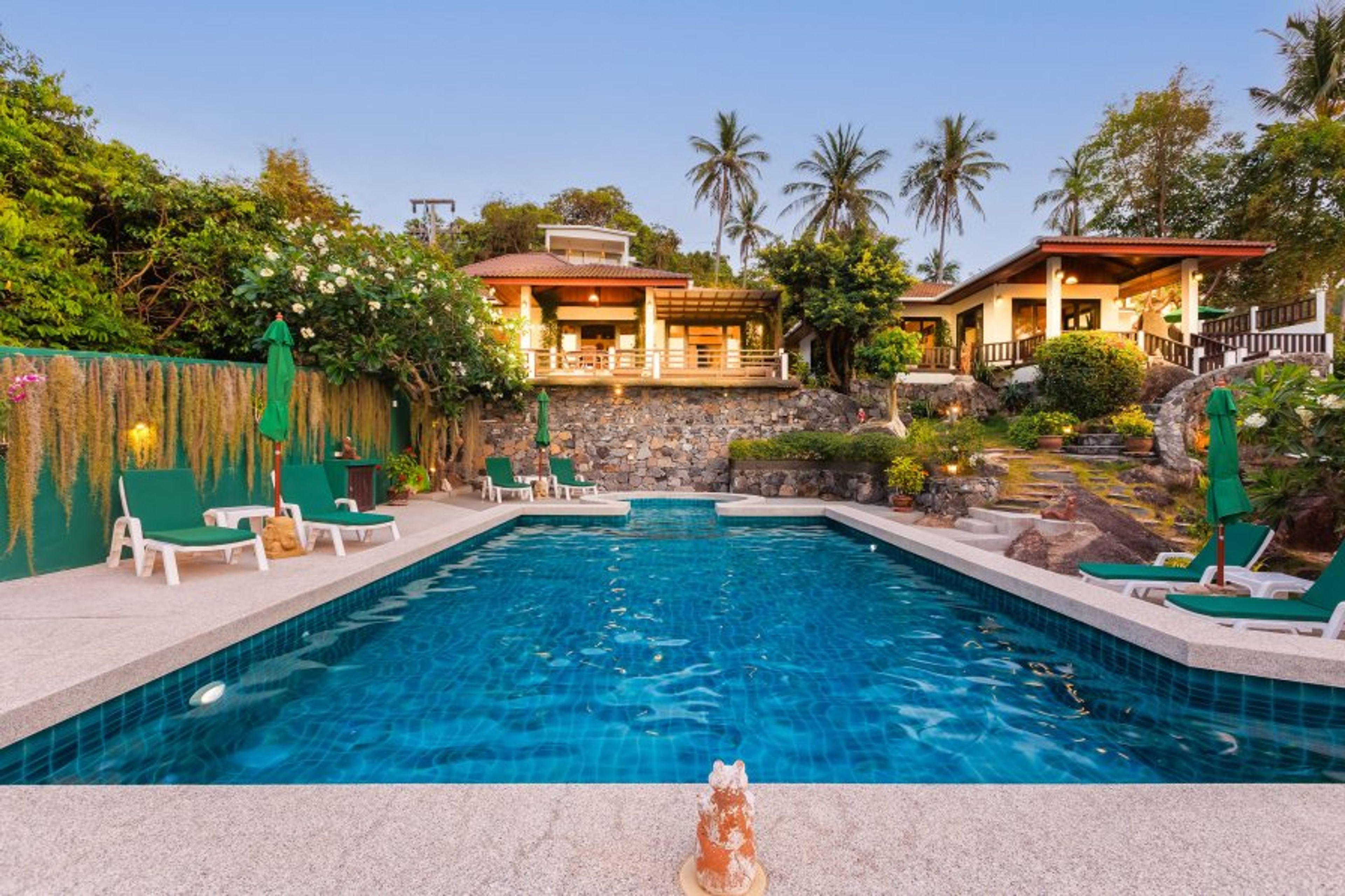 Featuring a built-in shallow jacuzzi area ideal for relaxation or play