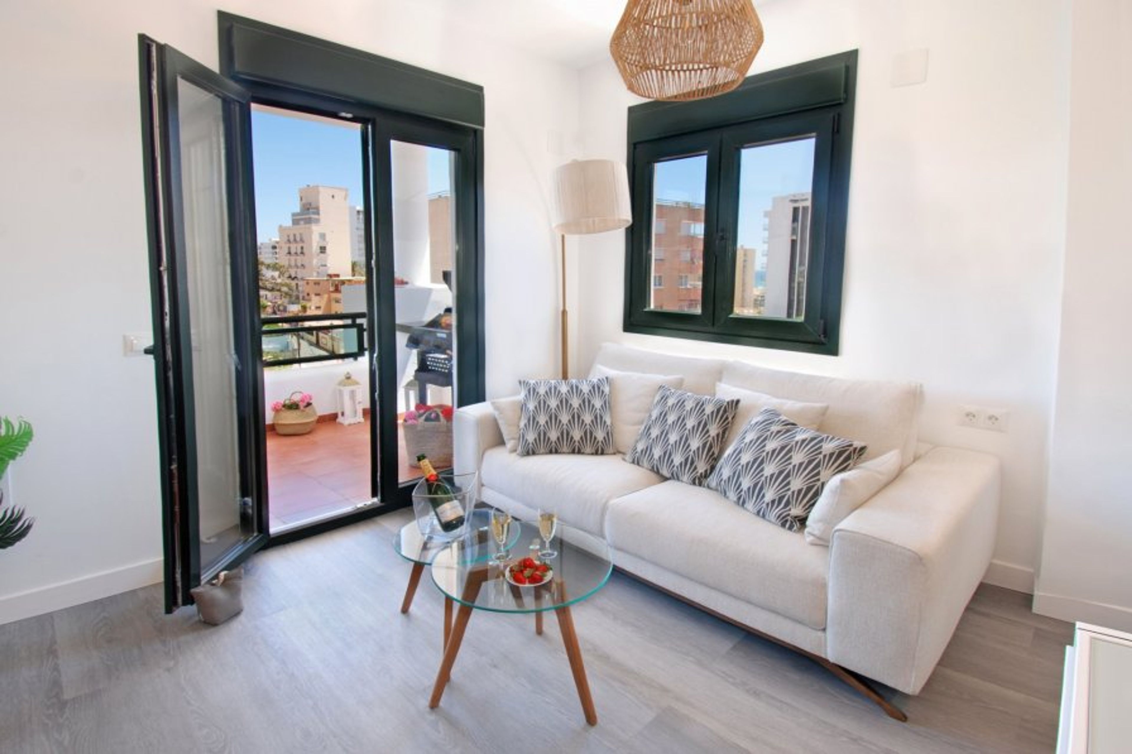 Bright and spacious lounge with doors leading to the terrace. 