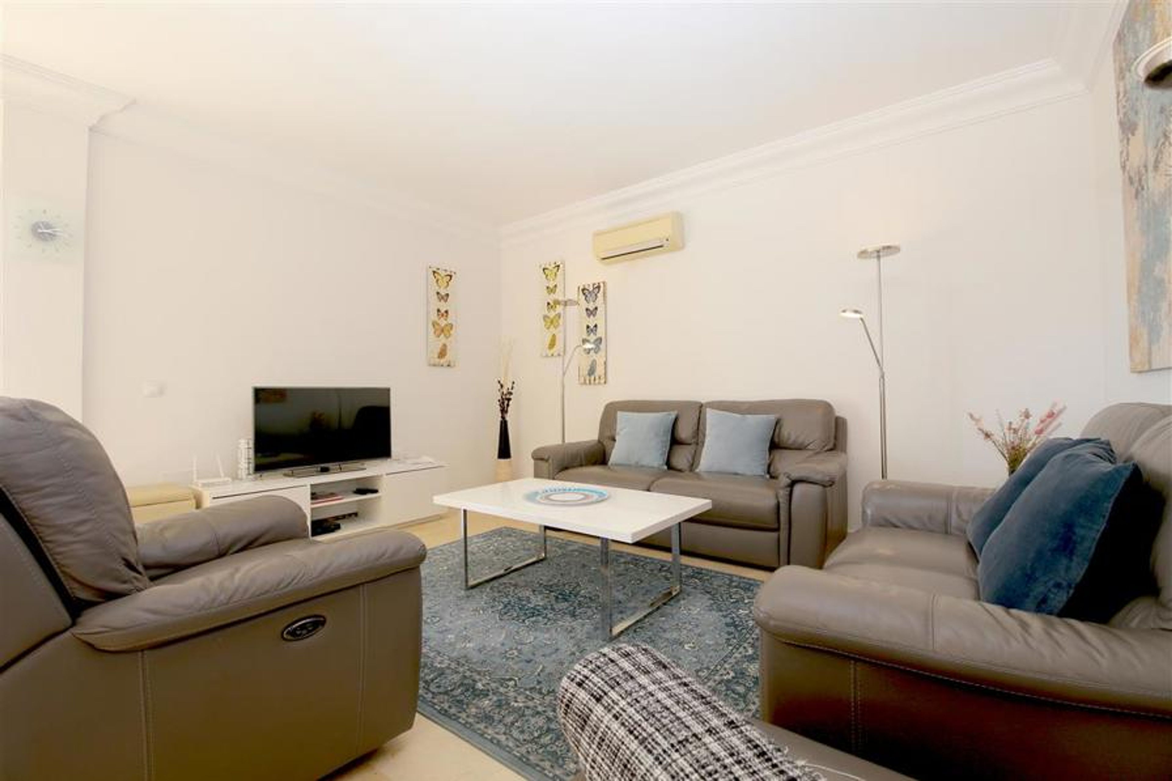 Lounge area with seating for six guests and FlastS