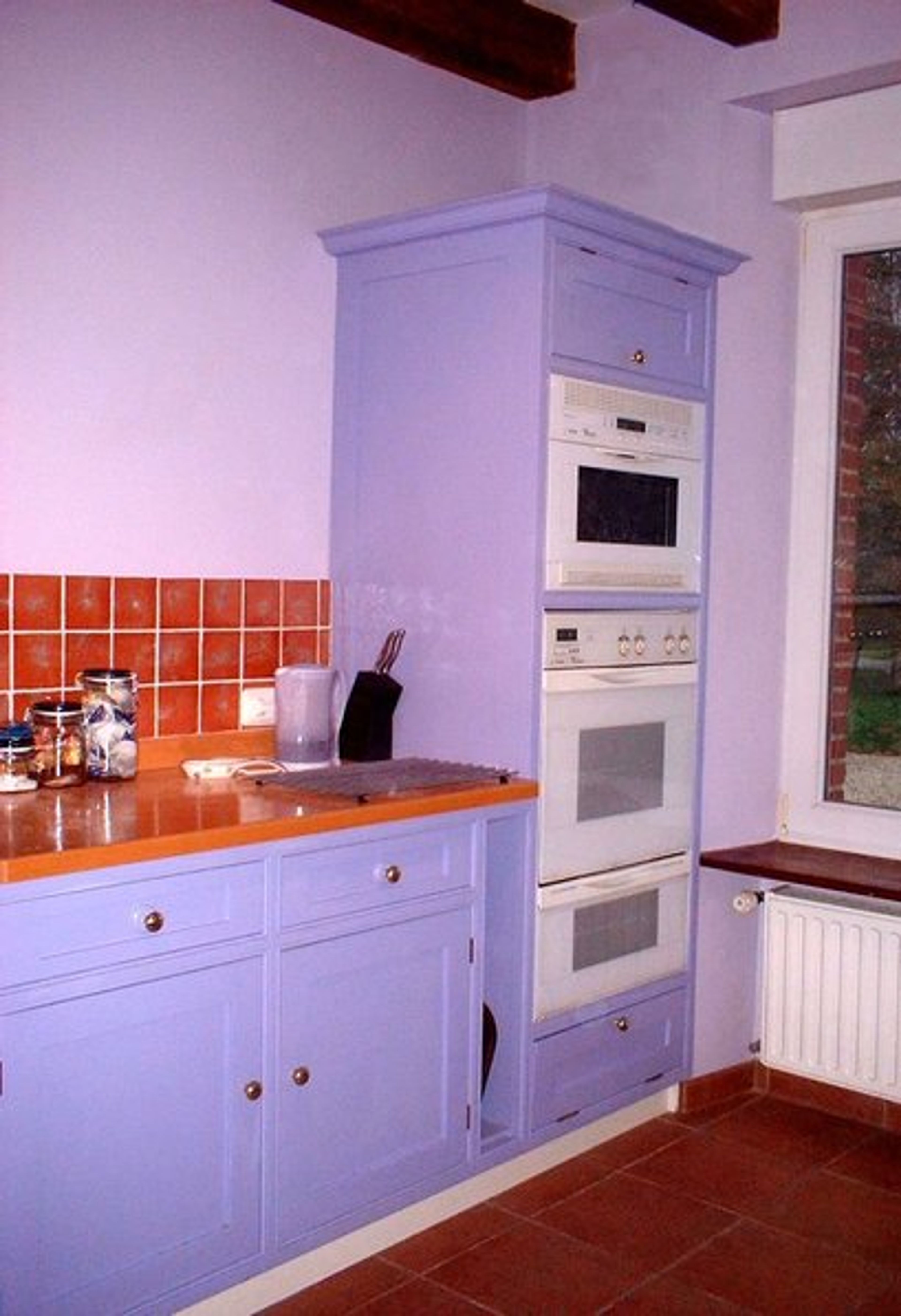 Fully fitted kitchen with halogen hob, double oven and dishwasher