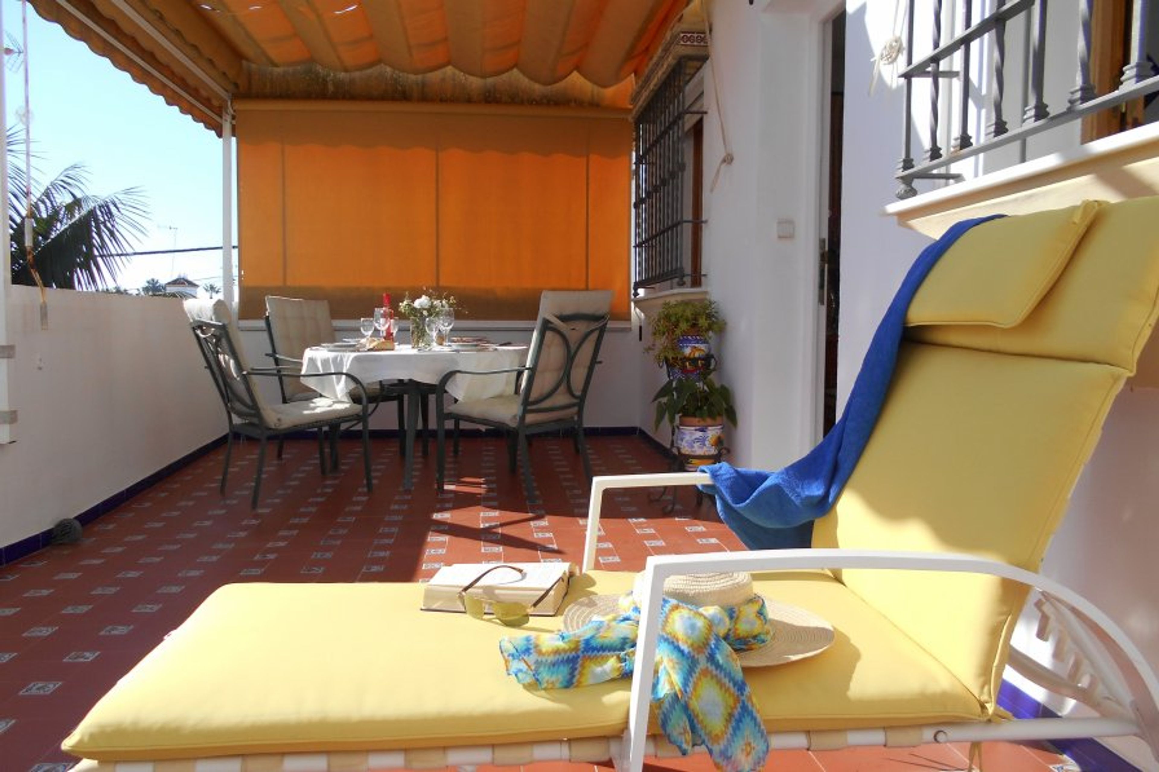 Extensive private terrace (30m2), very sunny (south facing) 