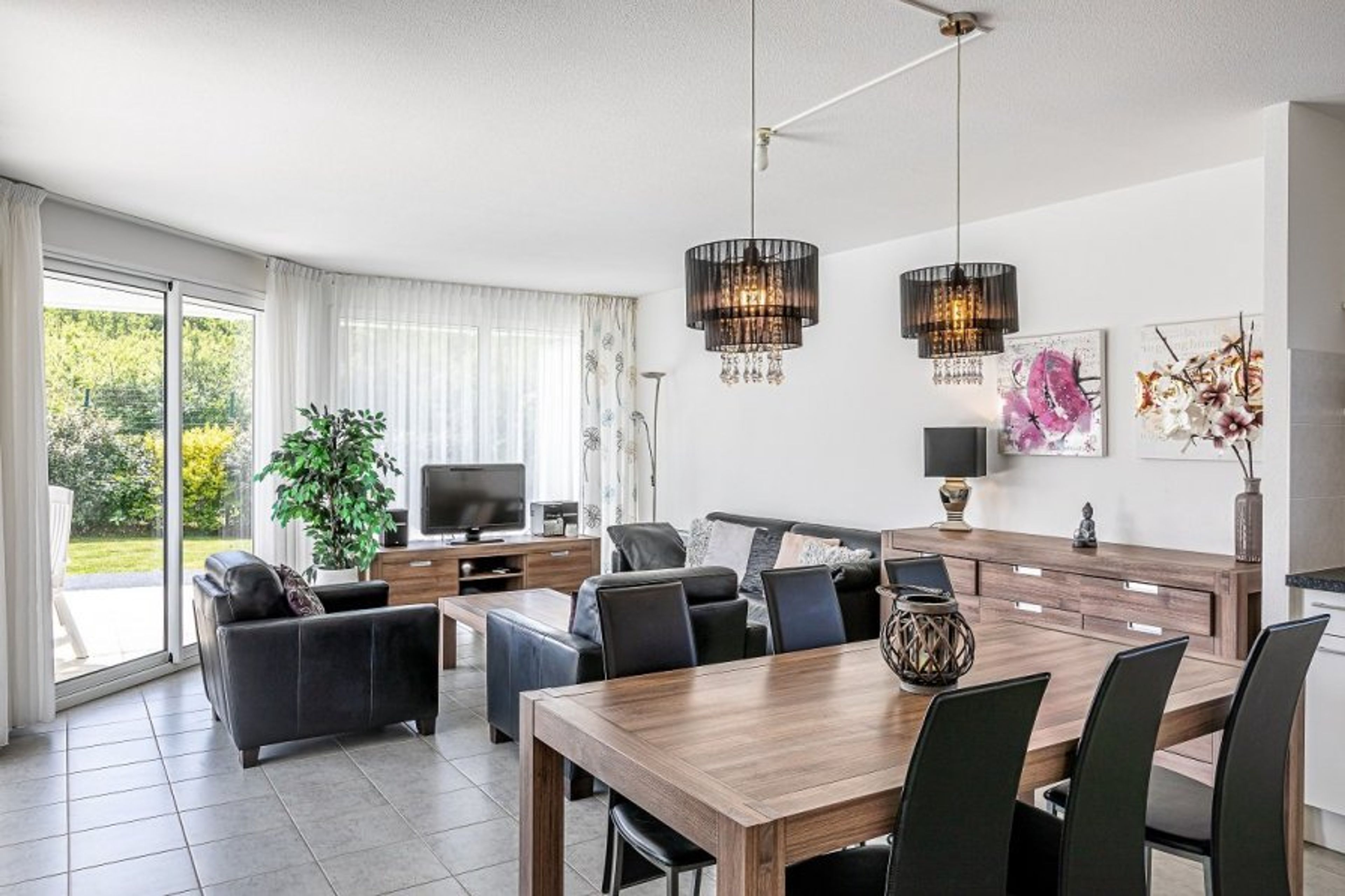 Example of a lounge. Photos shown are examples. Decor may vary.