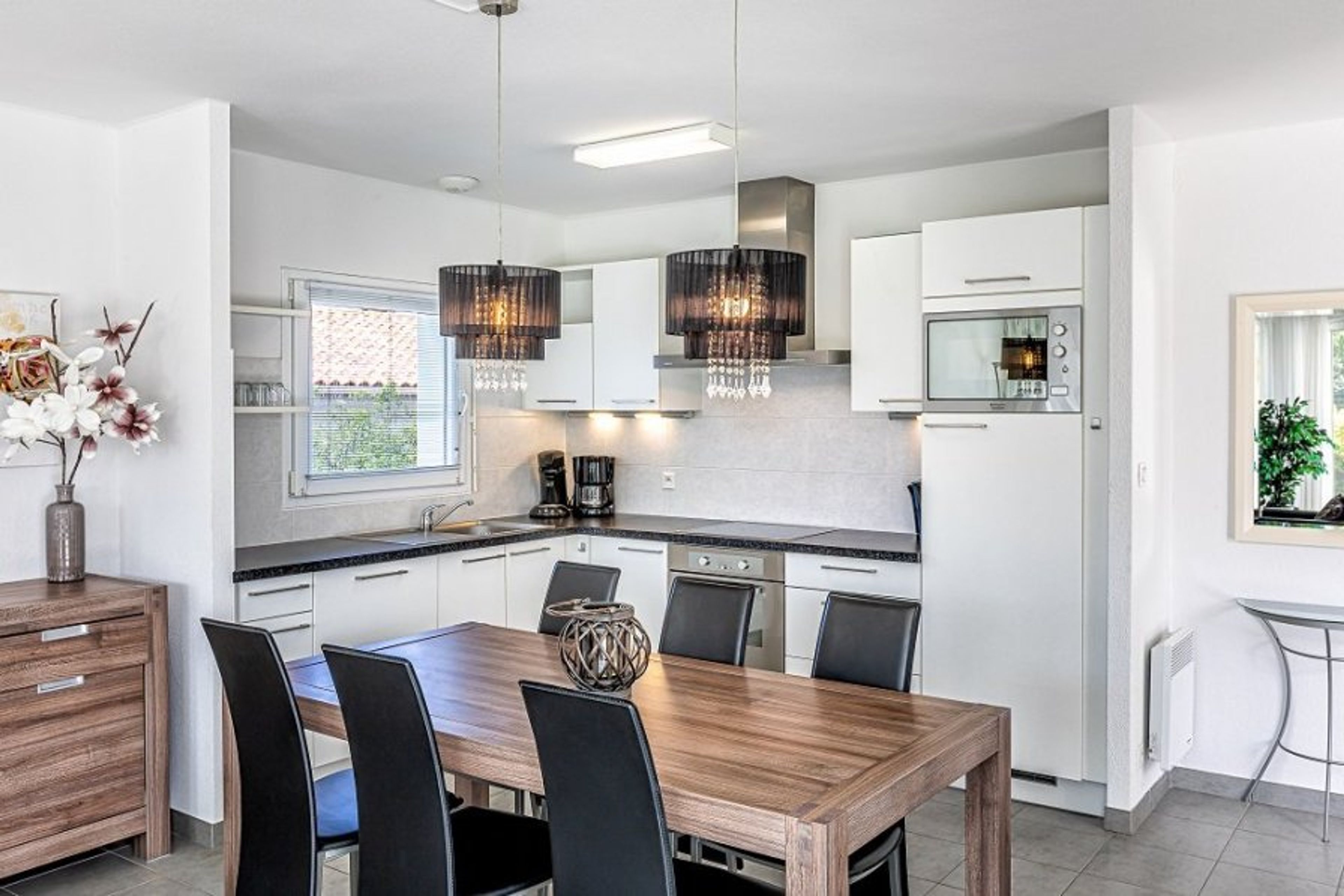 Example of a lounge. Photos shown are examples. Decor may vary.