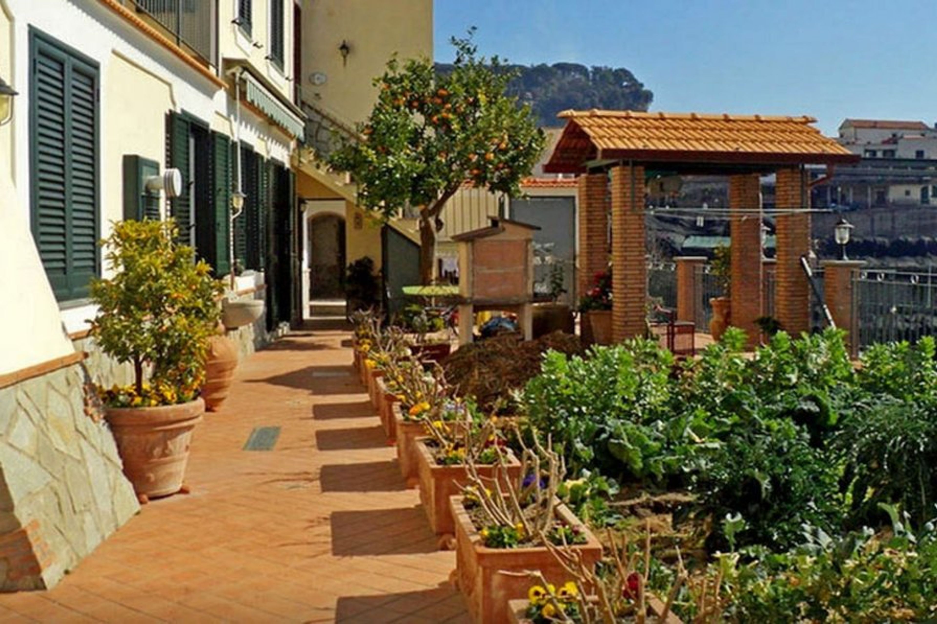 Casa Capri (02) Shared terrace with barbecue area