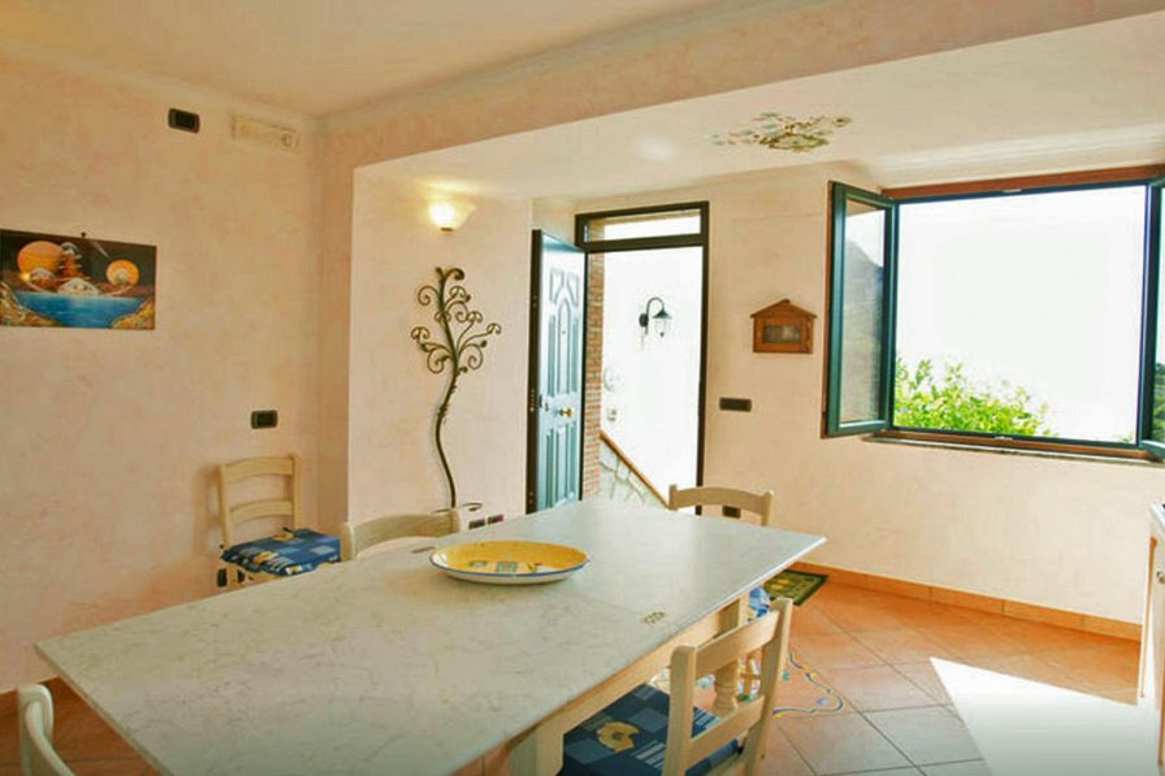 Casa Capri (04) Entrance in  living area