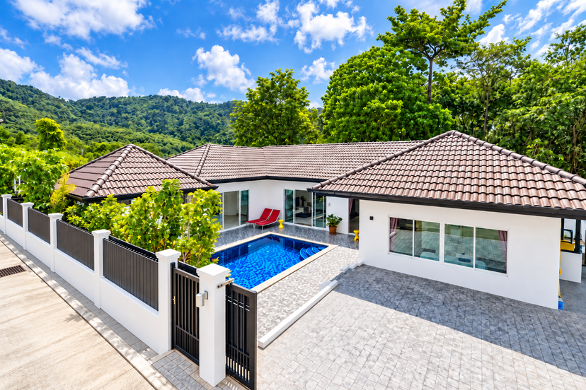 Villa in Thailand, Chalong: Villa and parking area