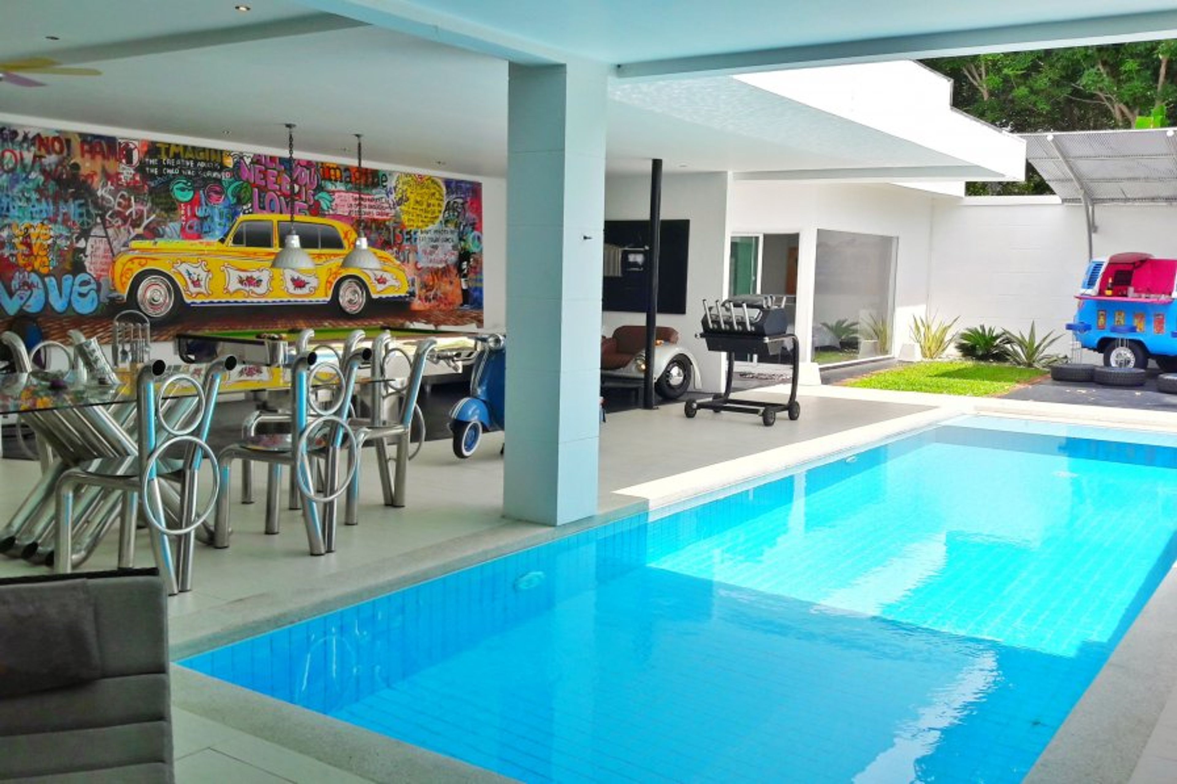 Pool 14 meters, V8 chairs and table, john lennon painting ,V8 bbq
