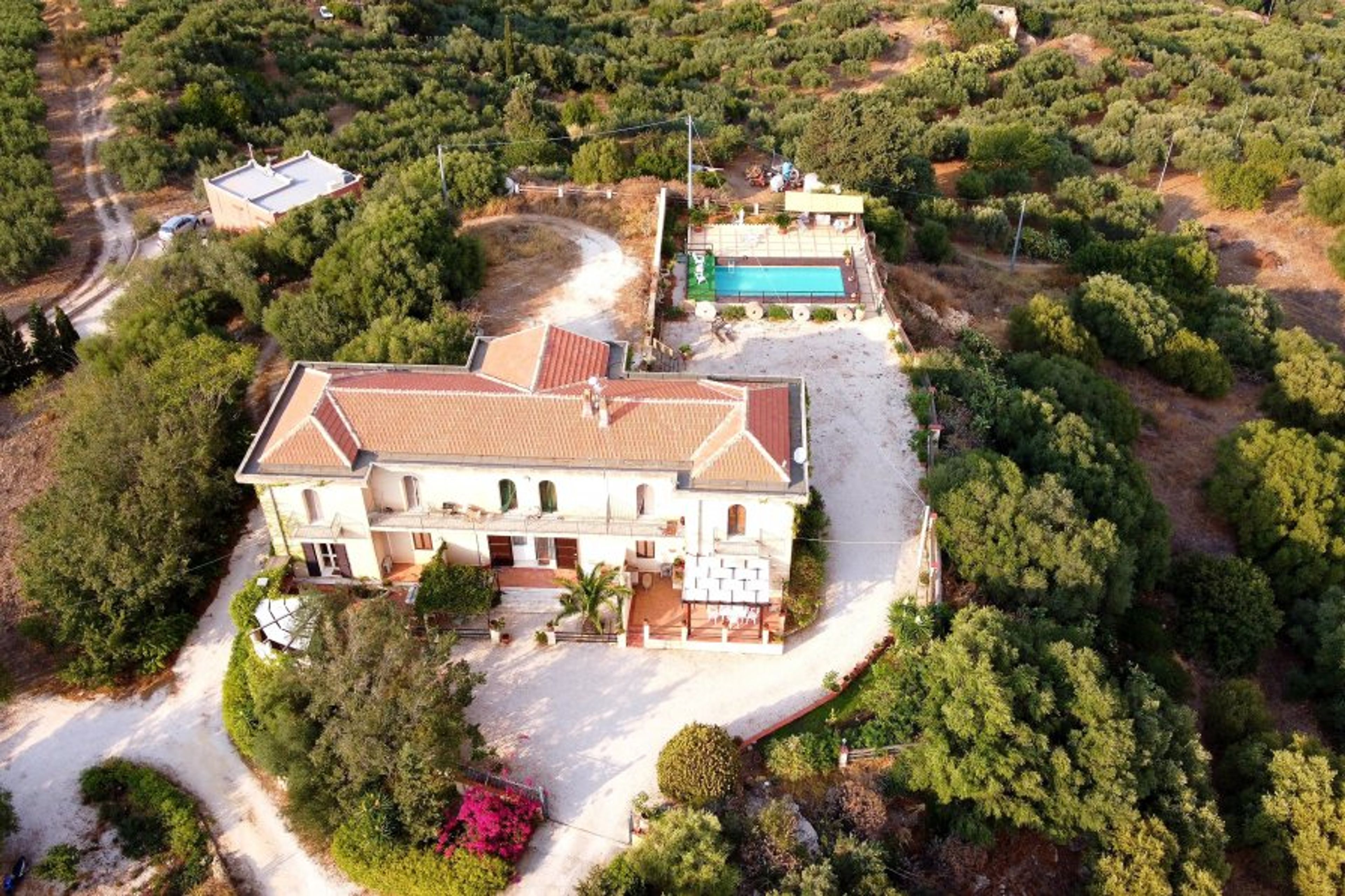 villa's view with swimming pool
