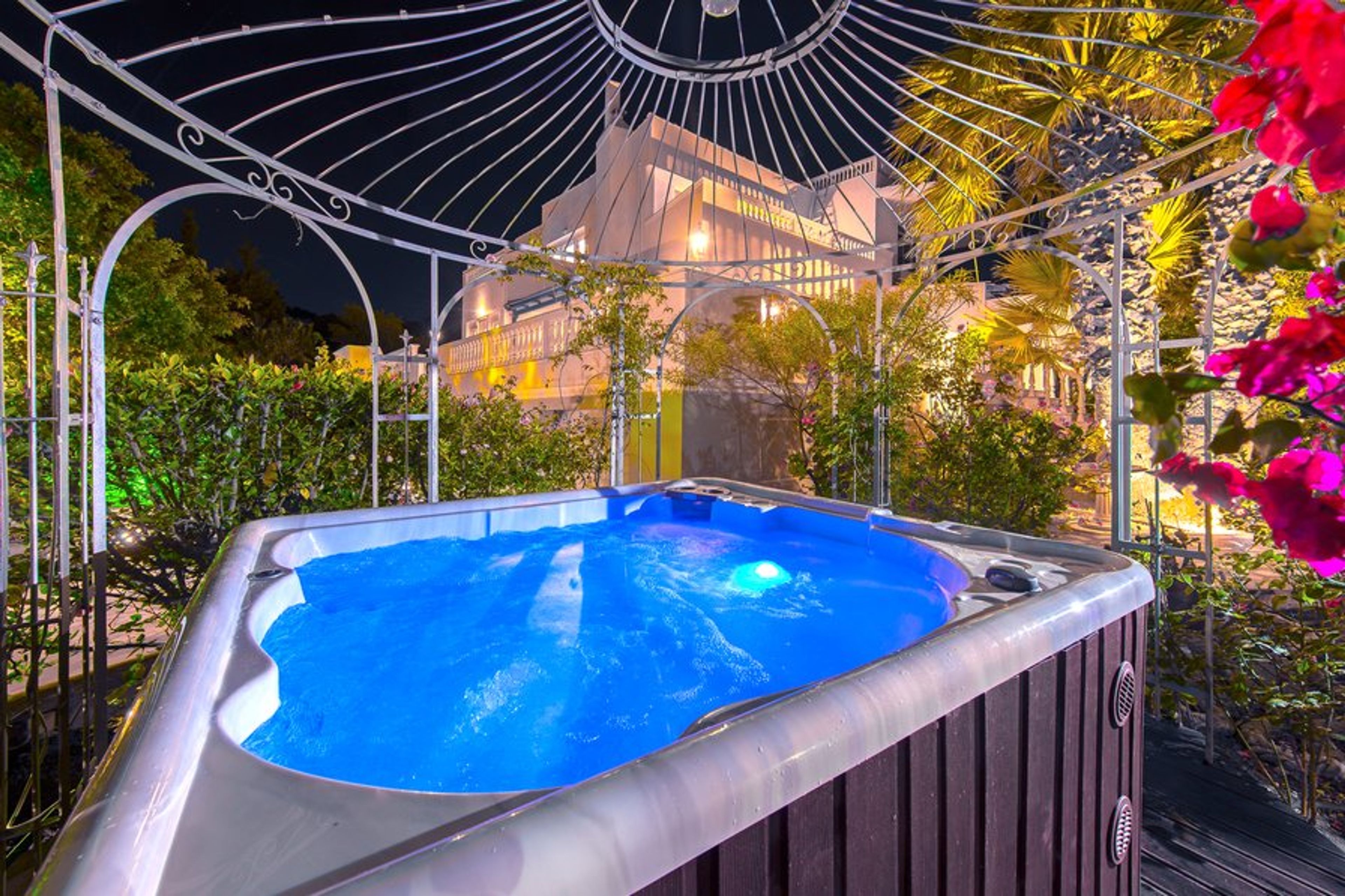 Hot tub – Jacuzzi Ideal for a romantic and relaxing bubble bath  