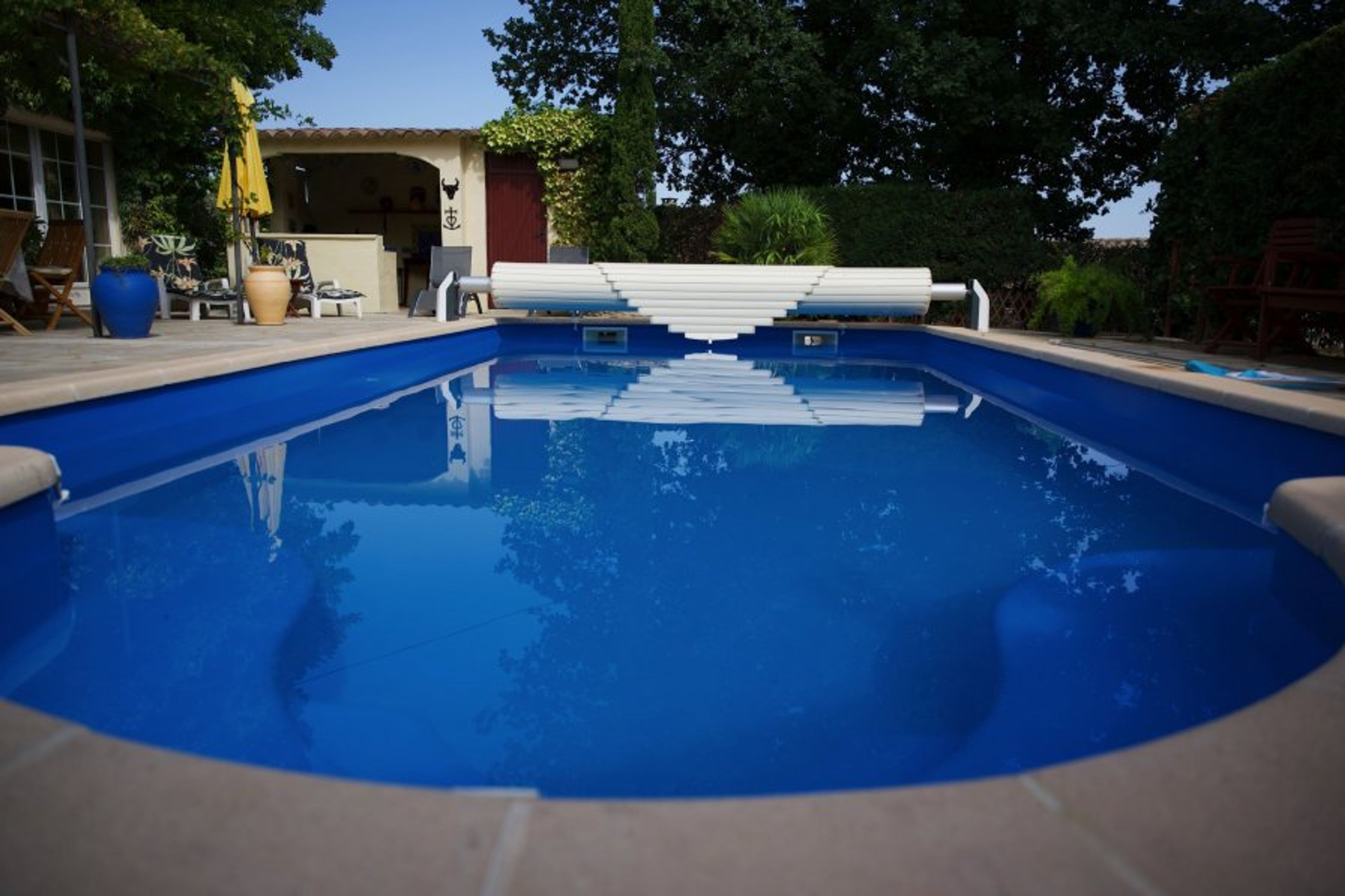 Large graduated pool with security cover
for kids & animals