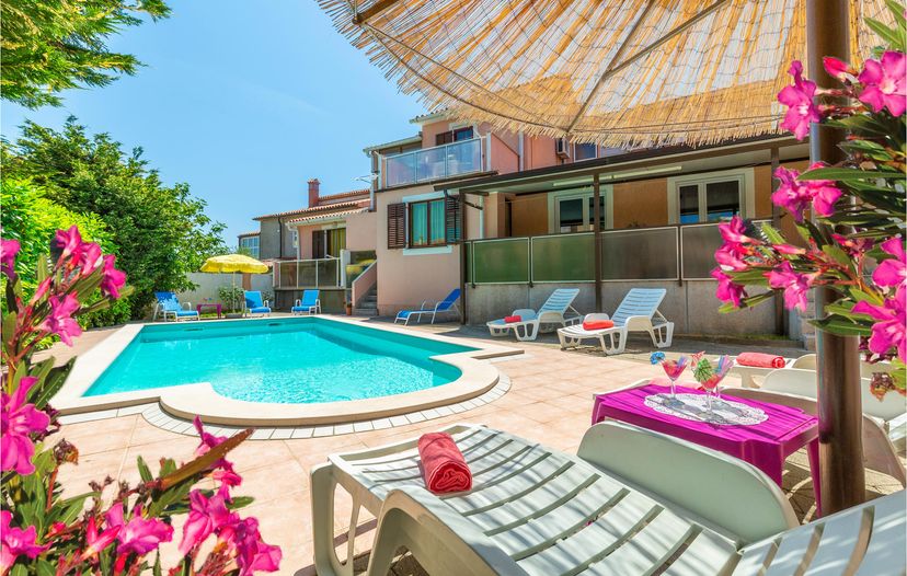 Villa in Croatia, Pomer
