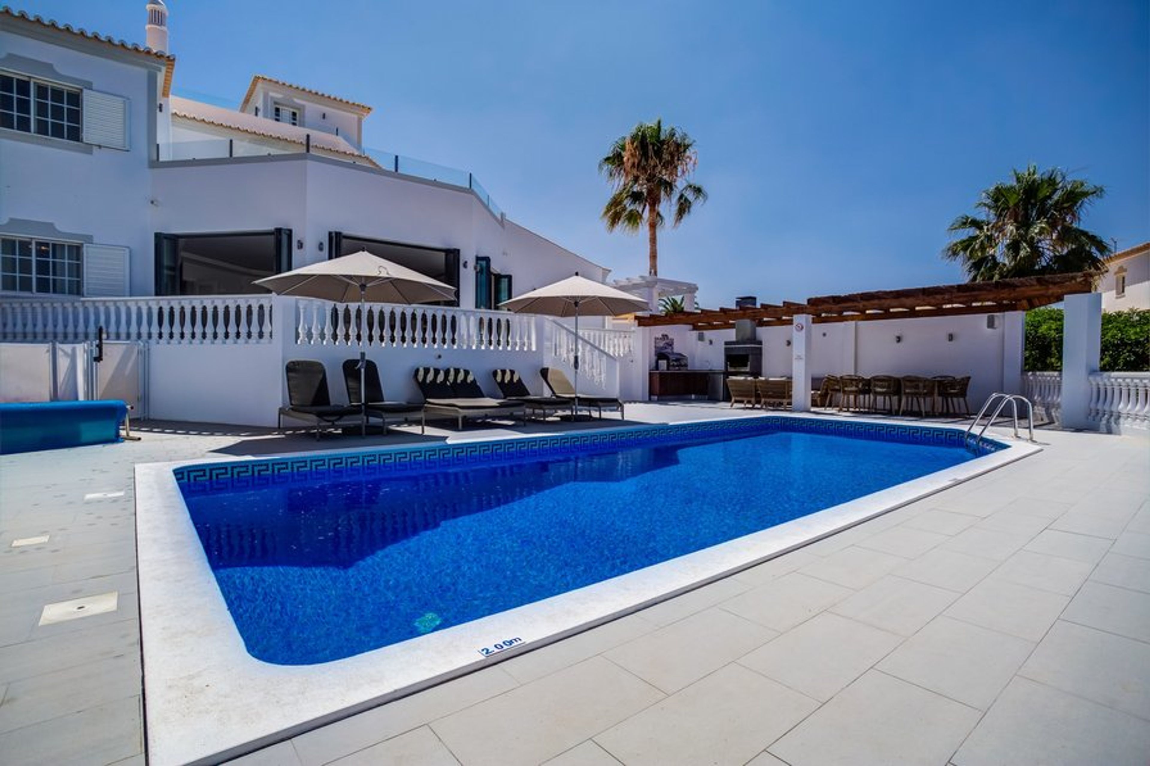 4 bedroomed Algarve villa with sea views, pool and BBQ area