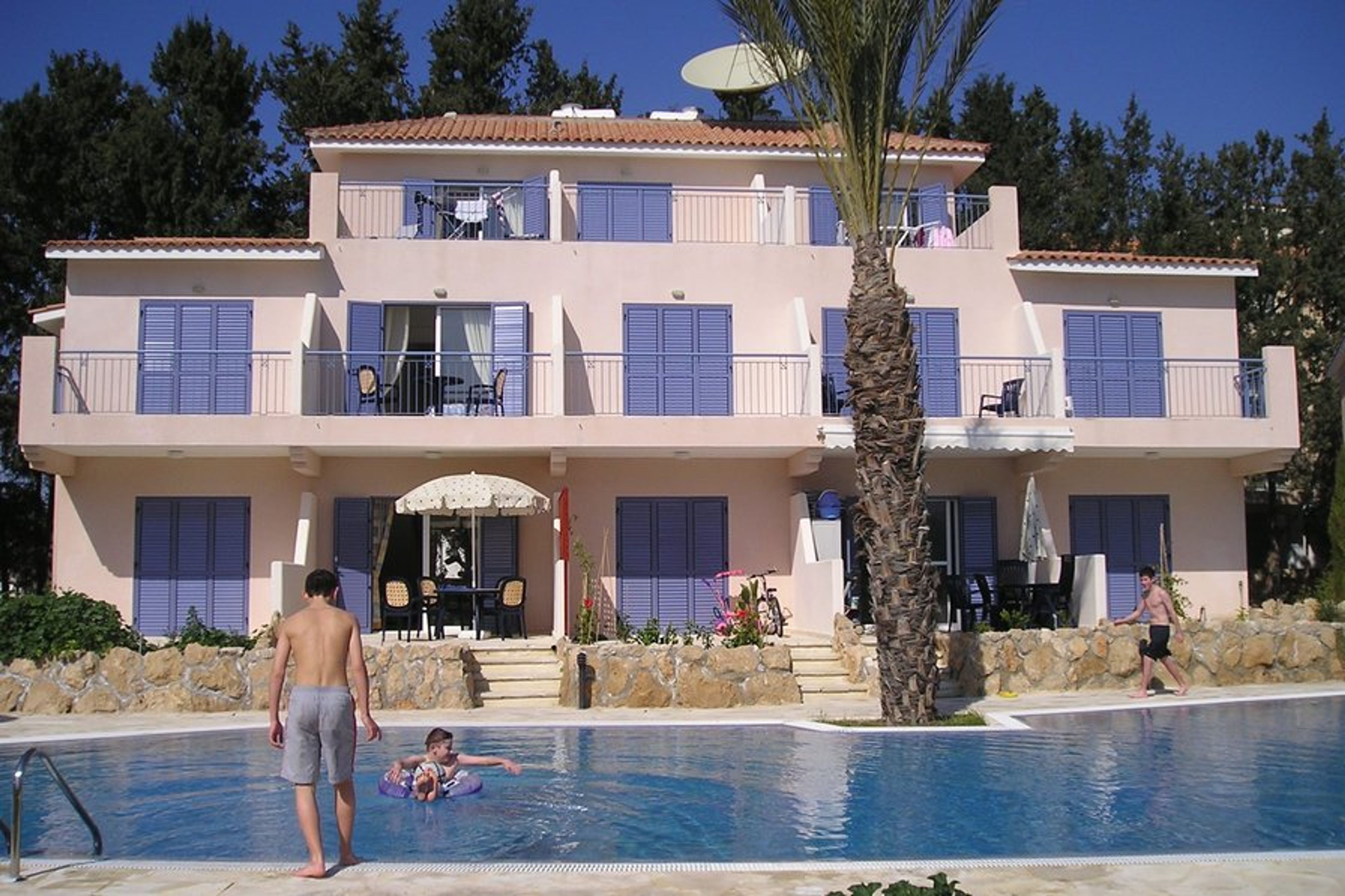 Paradise Villa - 3 bed villa with direct access to large shared pool