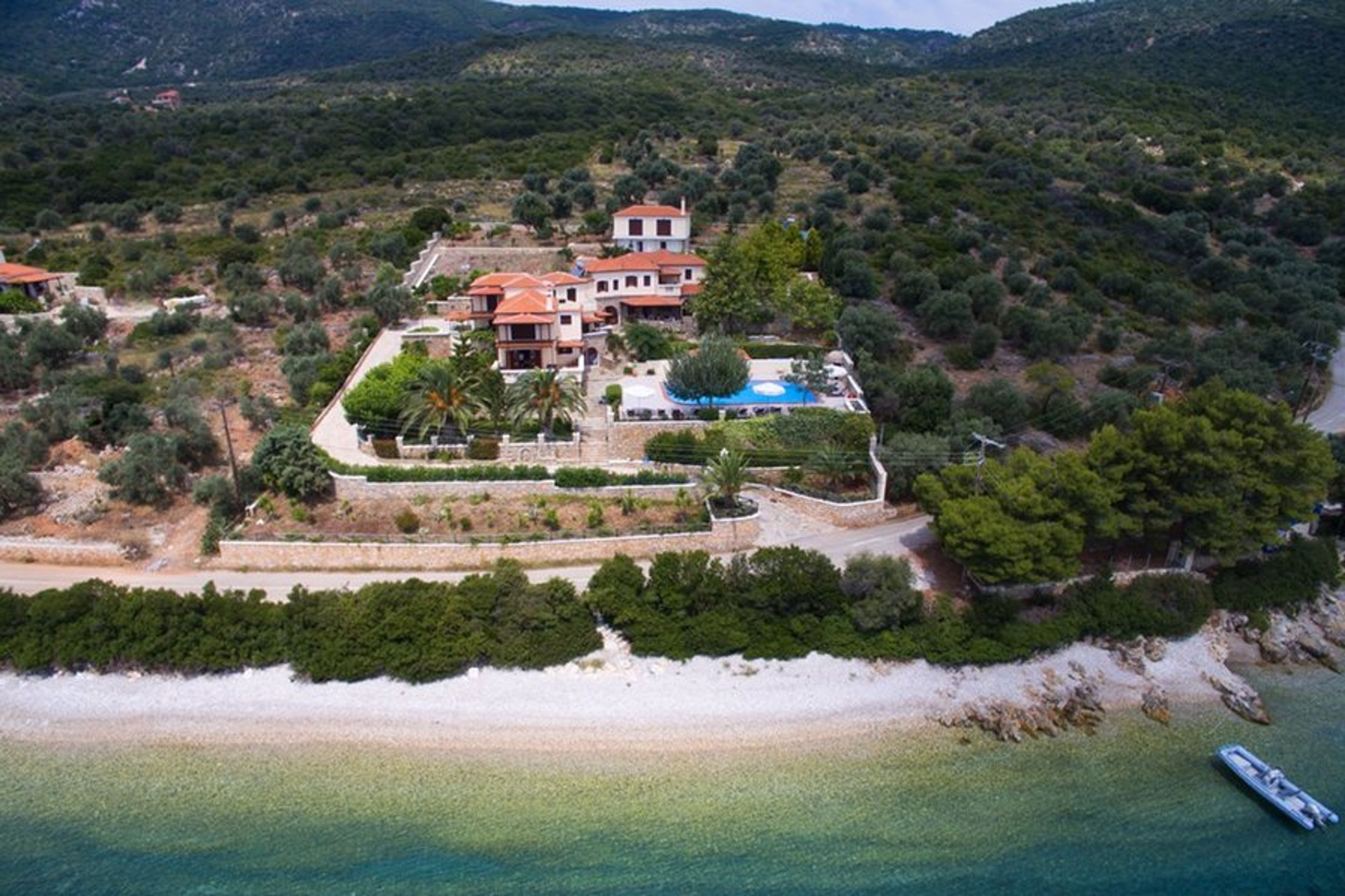 1min on foot and you can reach the beach!