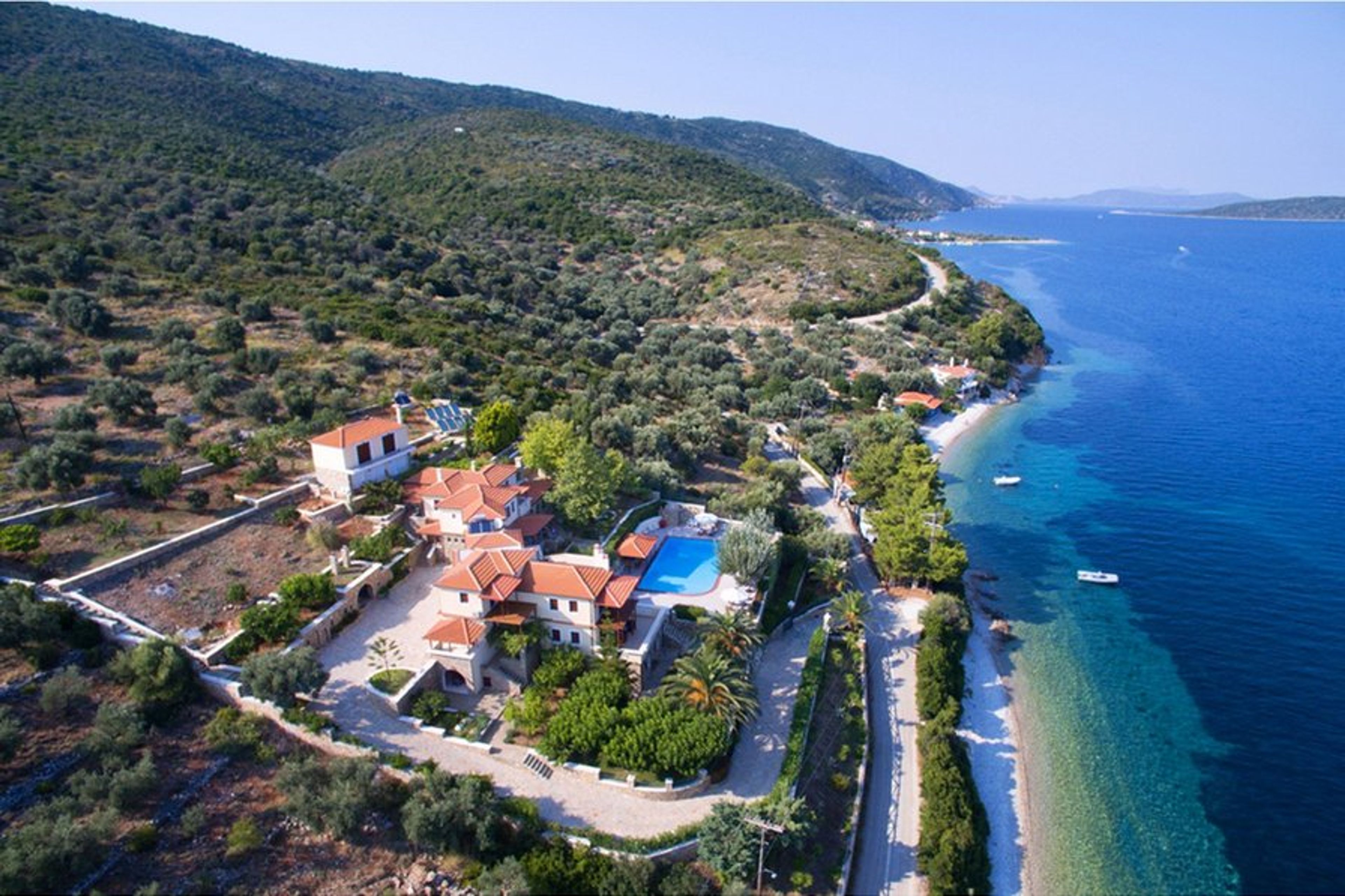 Guests need just 1min to reach the beach in front from their villa