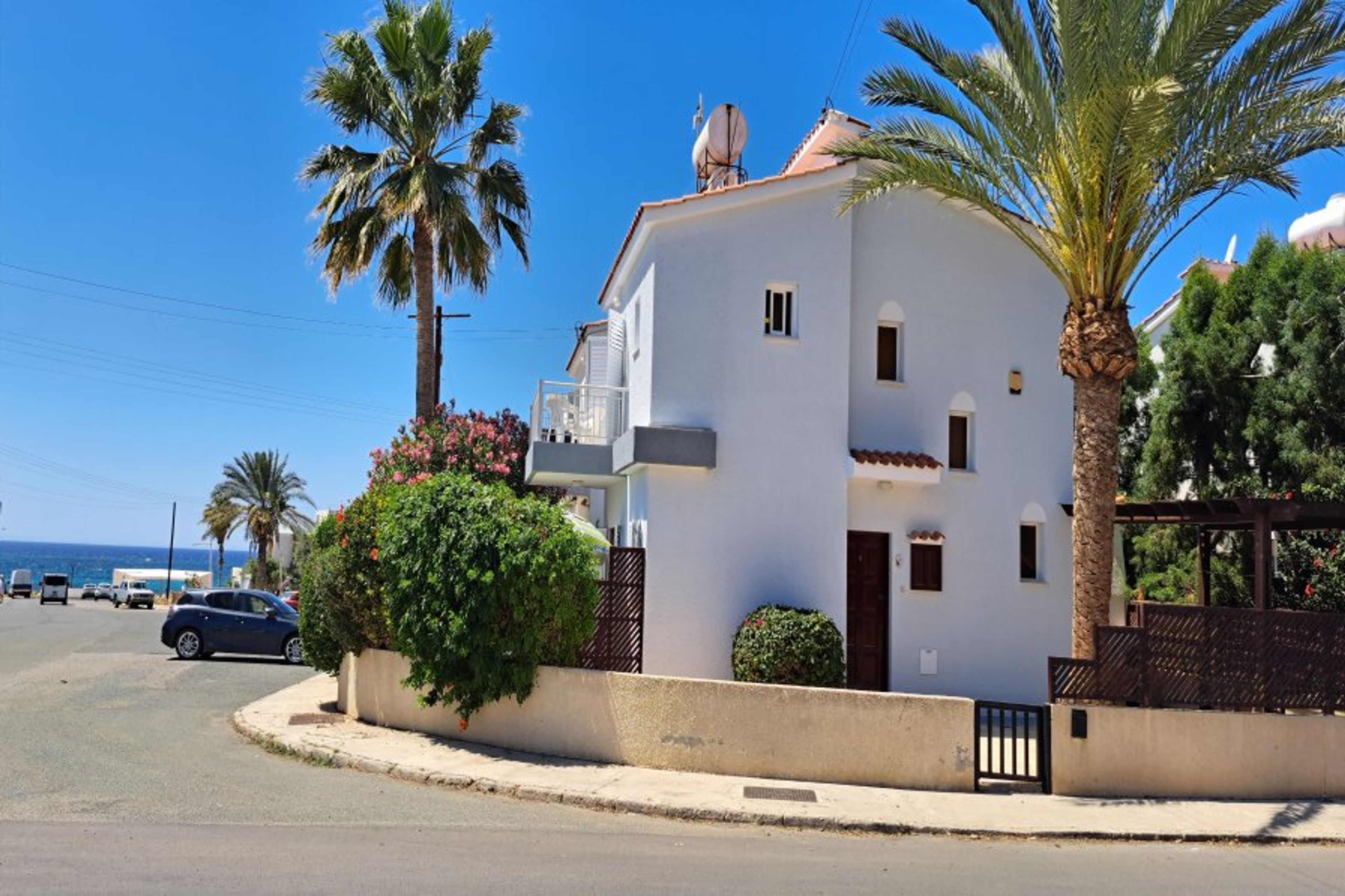 Villa Sirena . I minute from the beach and coastal path to the harbour