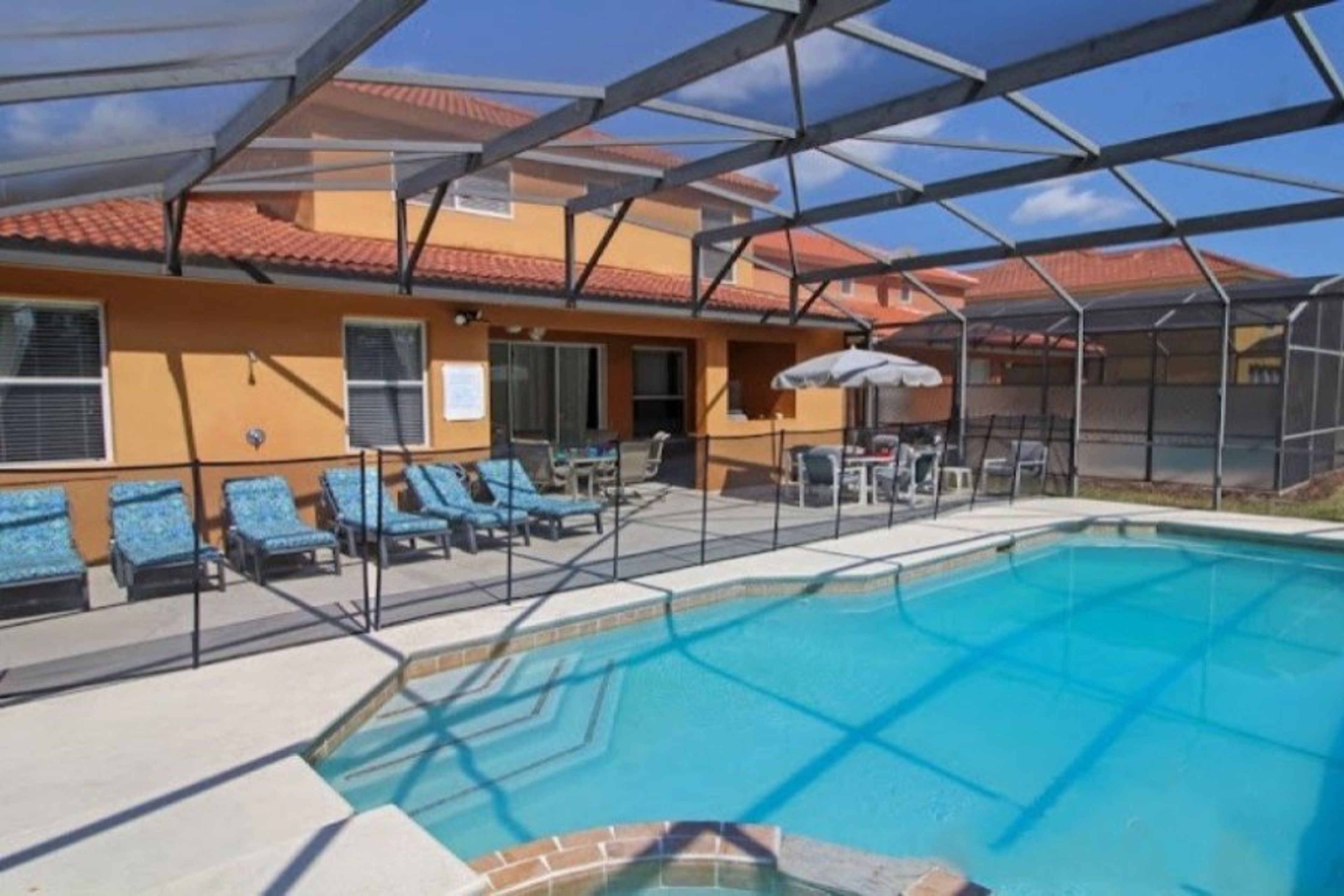 Sunny south facing pool & spa
Child safety fence in place.