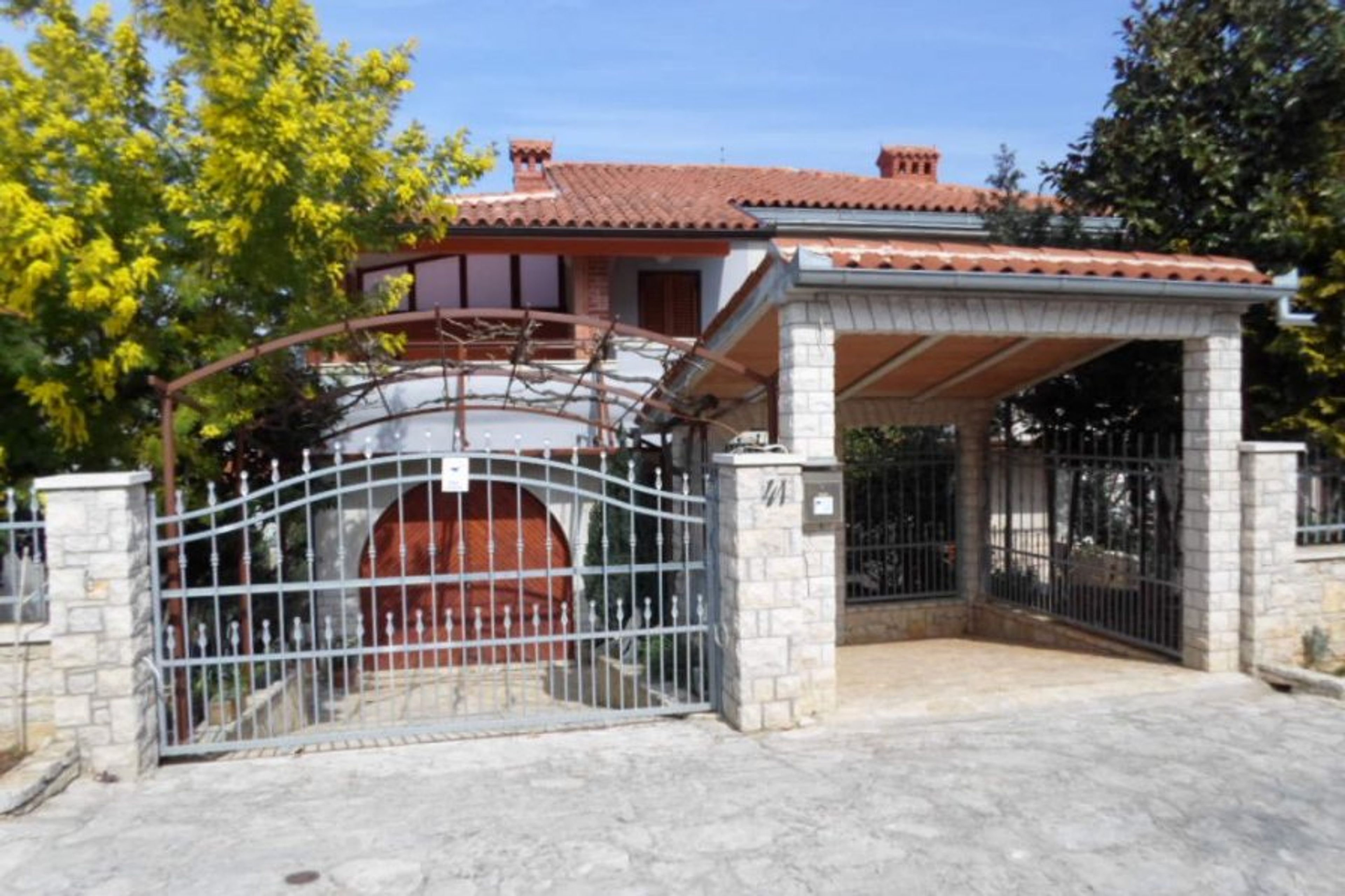 villa MaVeRo front with parking