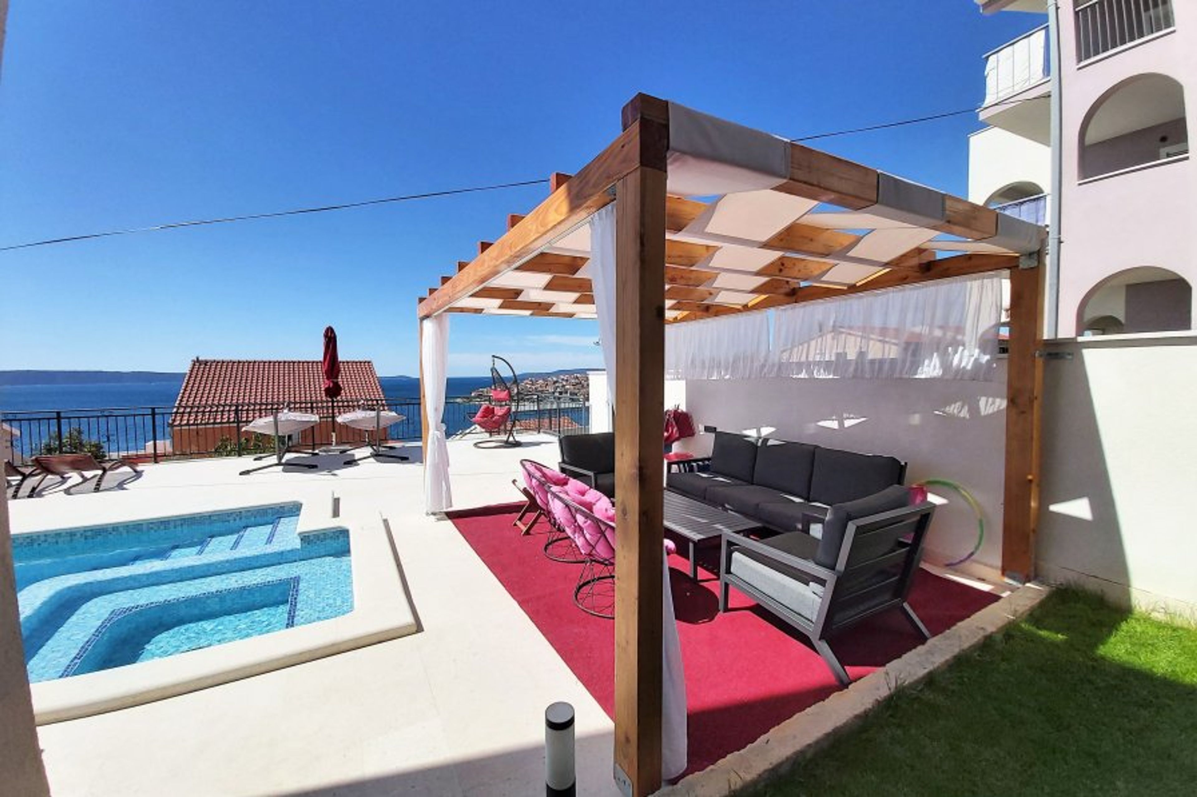 Heated swimming pool, sundeck, patio