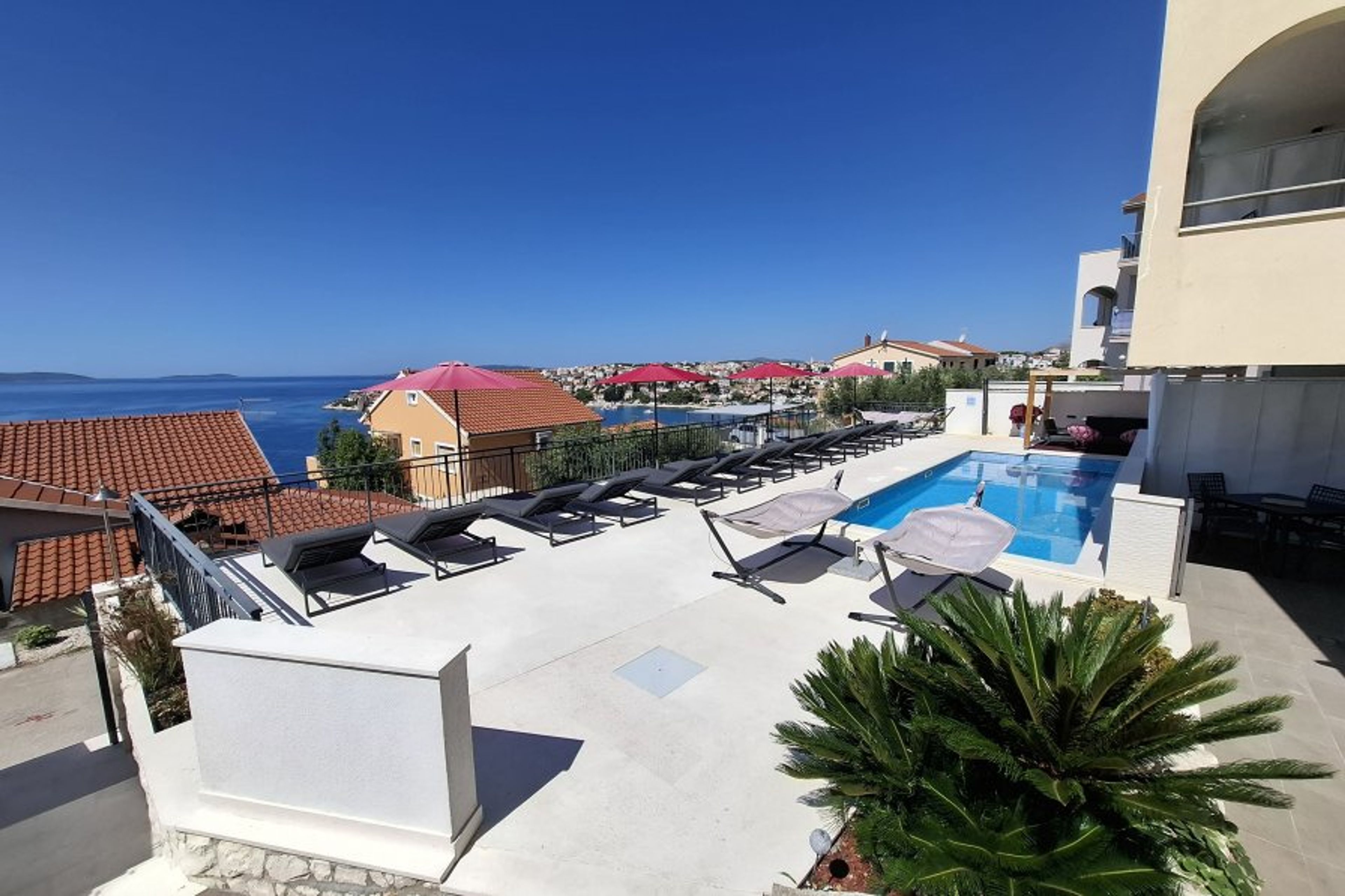 Heated swimming pool, sundeck, patio