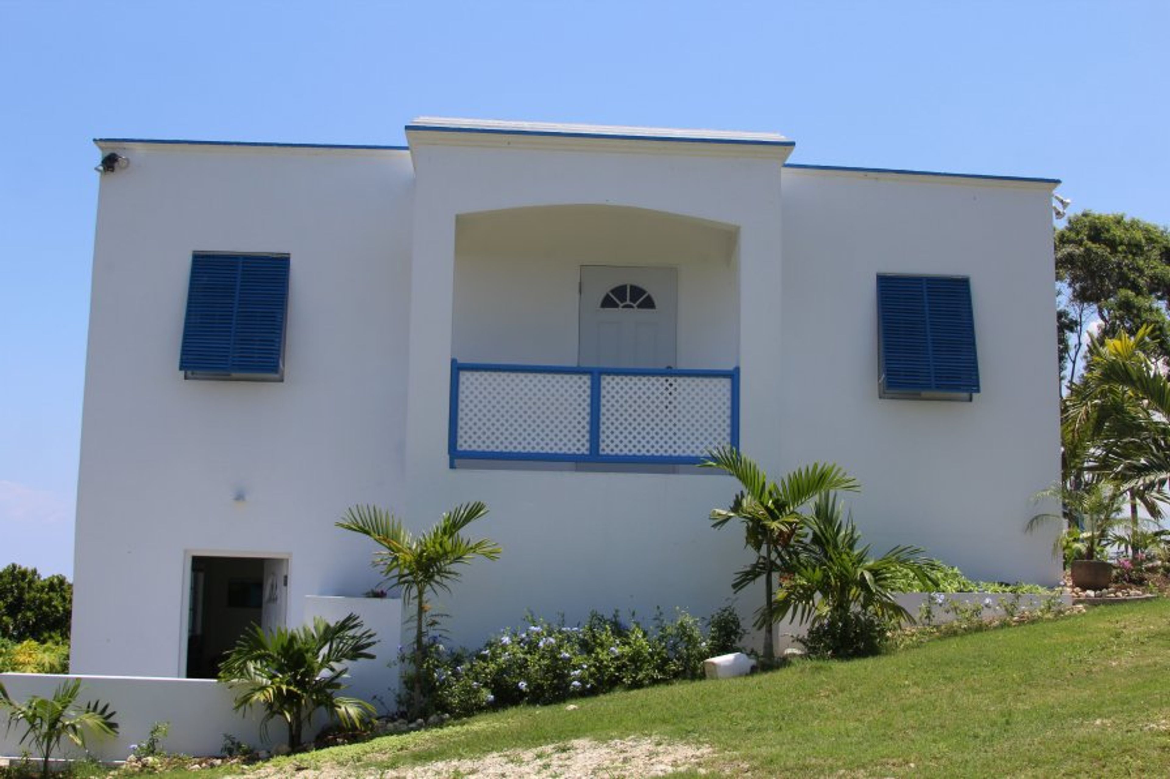 Lower 1 bed unit. Upstairs studio available 2020.