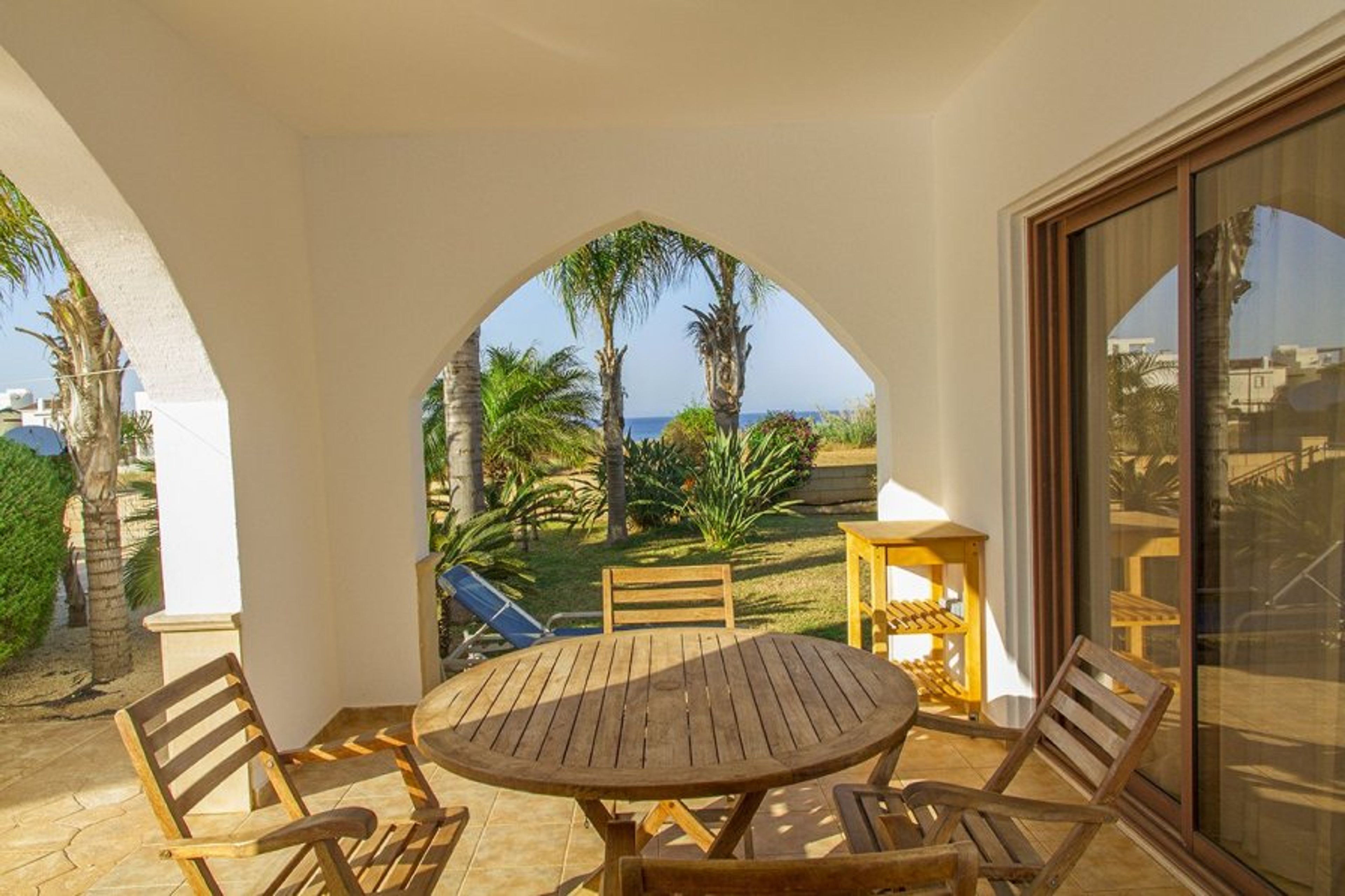 Veranda and seating area with sea view, next to pool