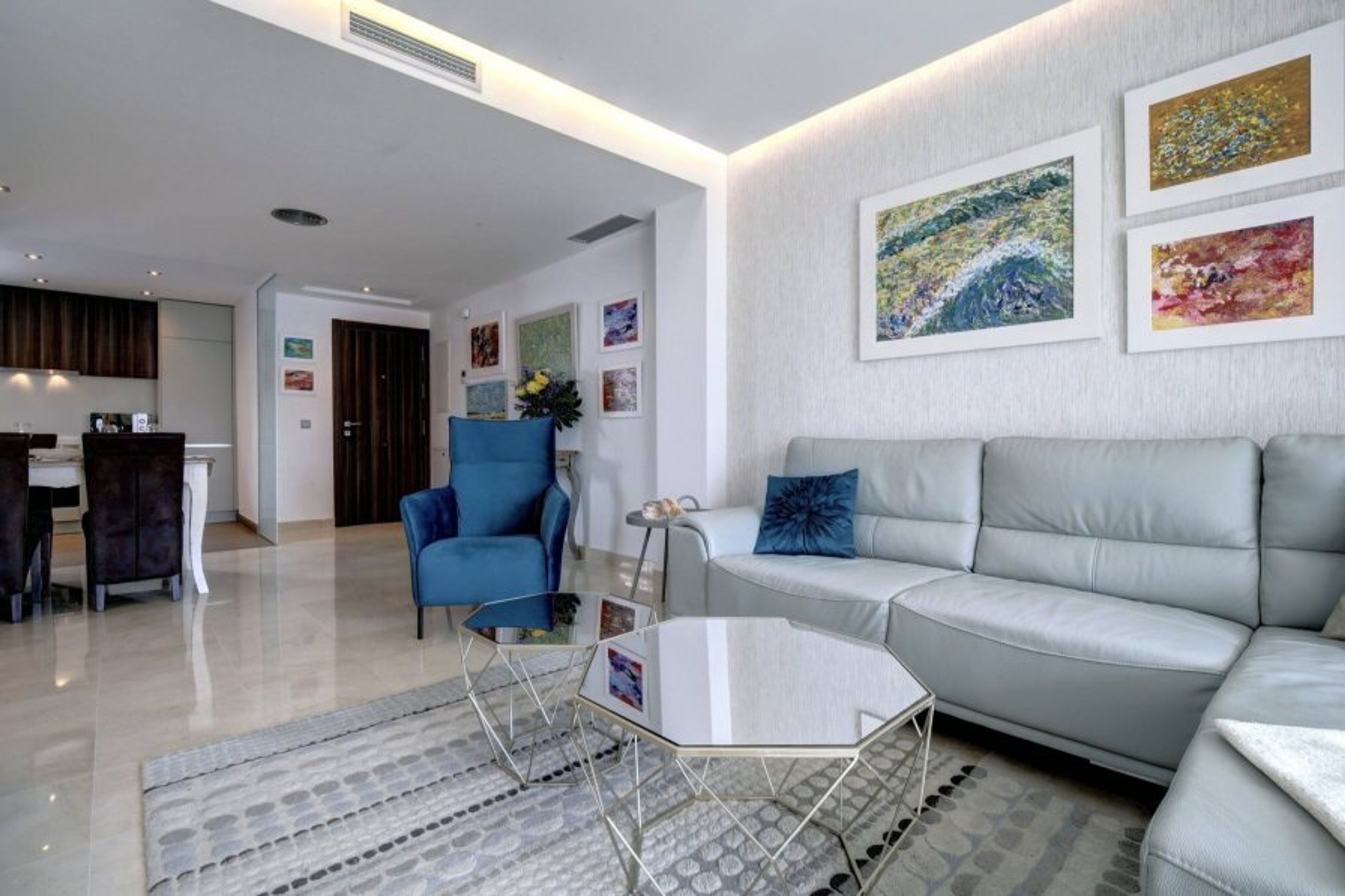 Leather chaiselongue sofa