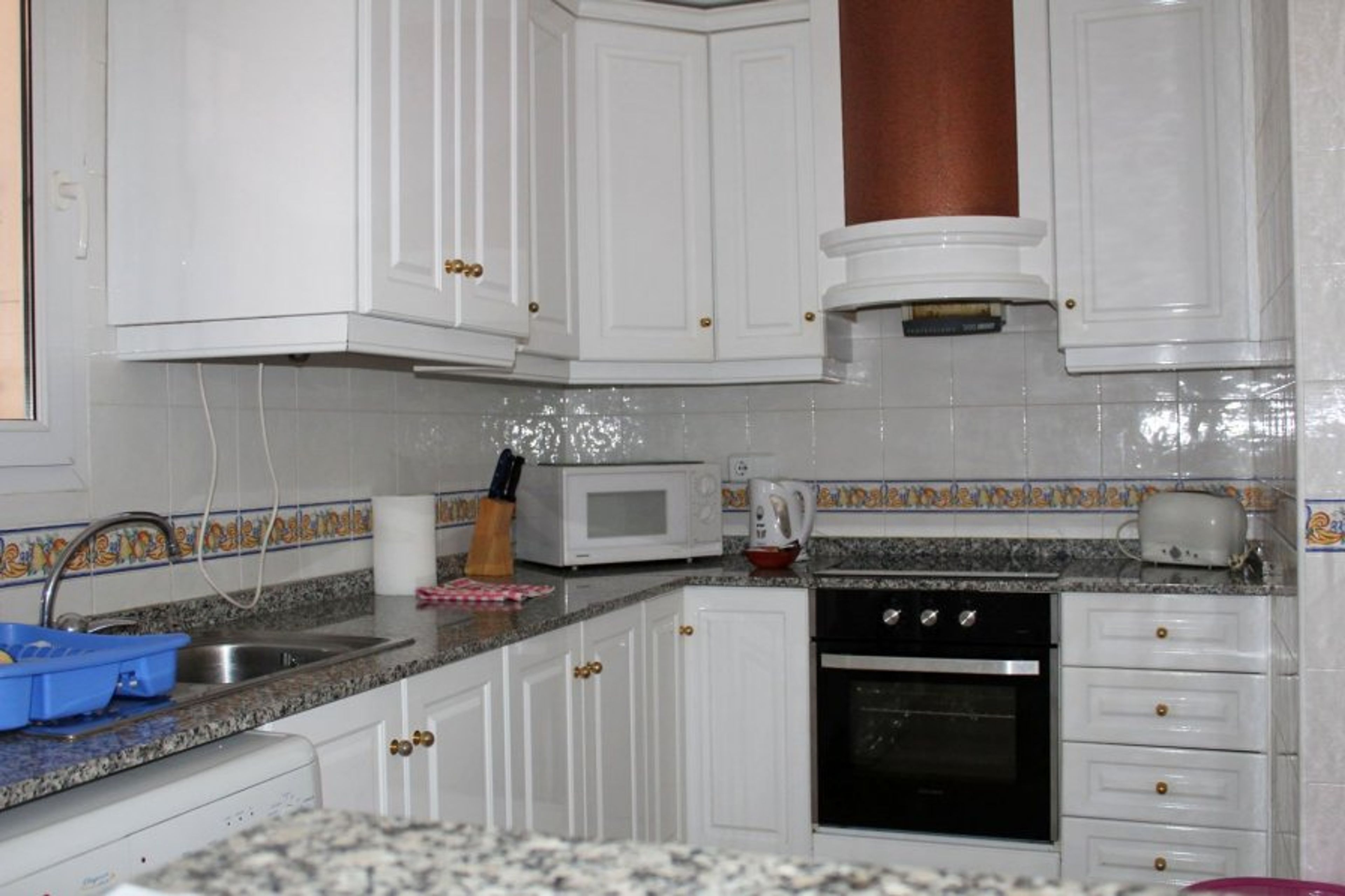 Fully fitted kitchen