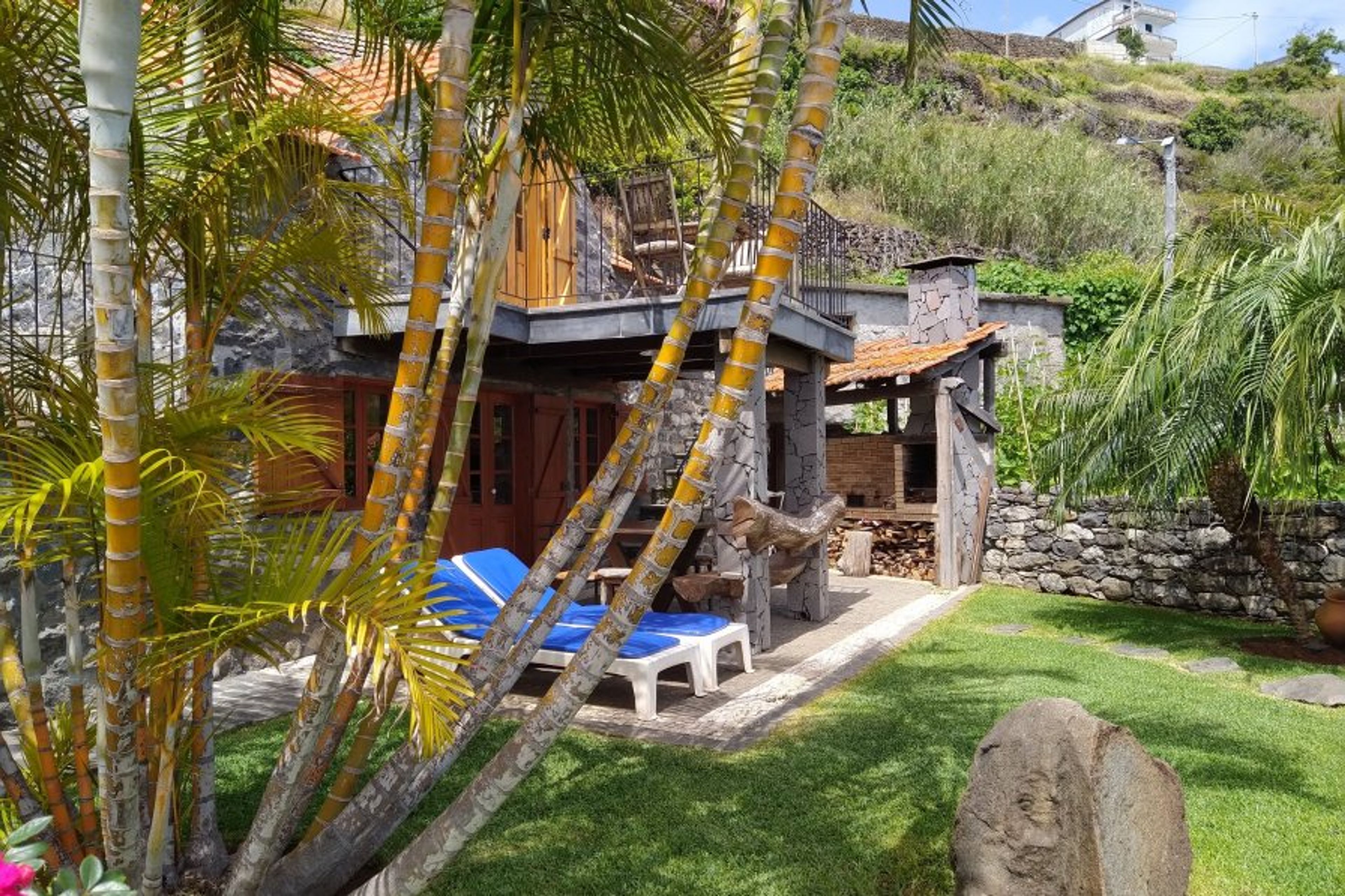 Garden and patio in front of the cottage