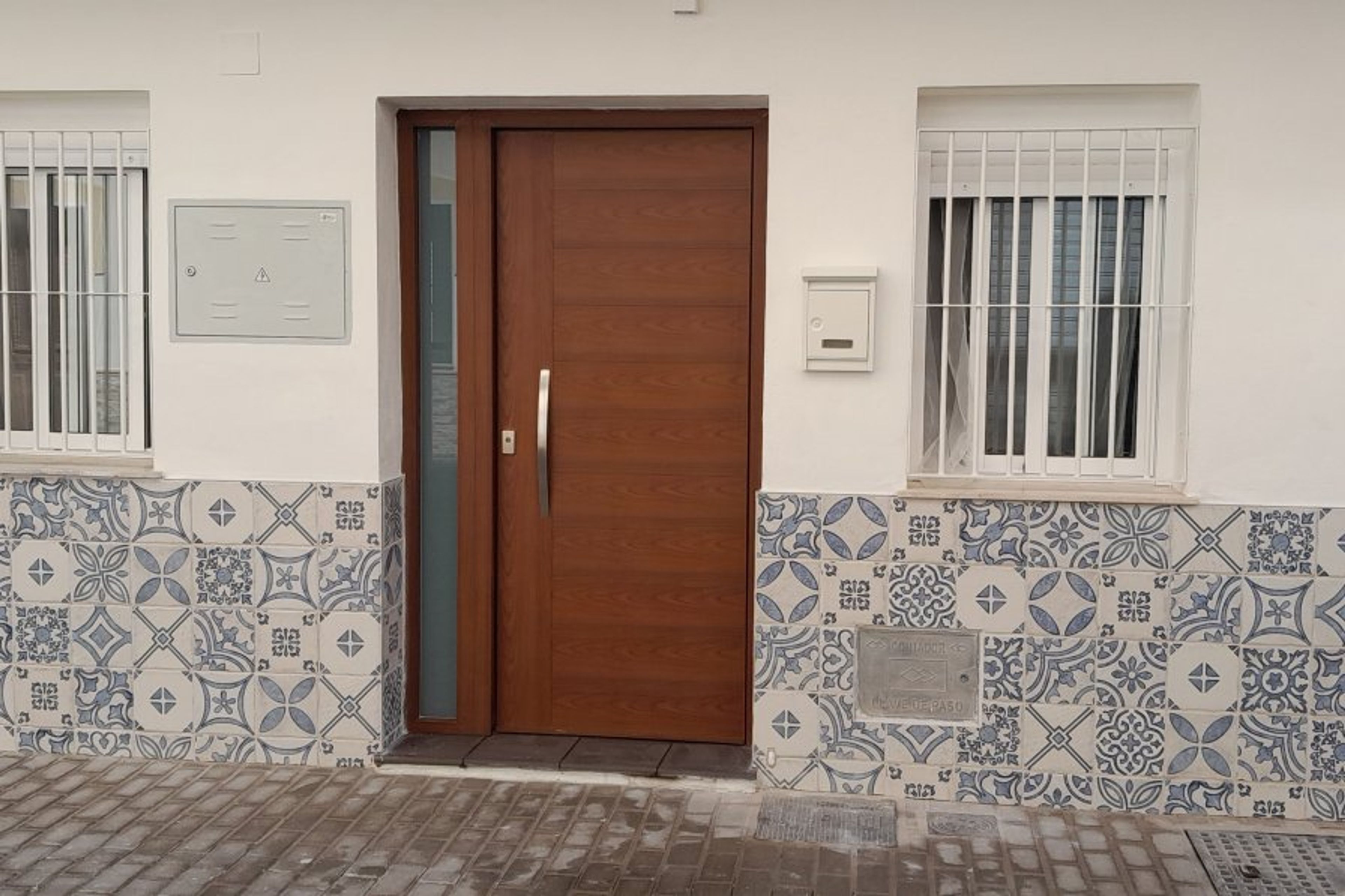 Street entrance so you can easily drop off luggage and shopping