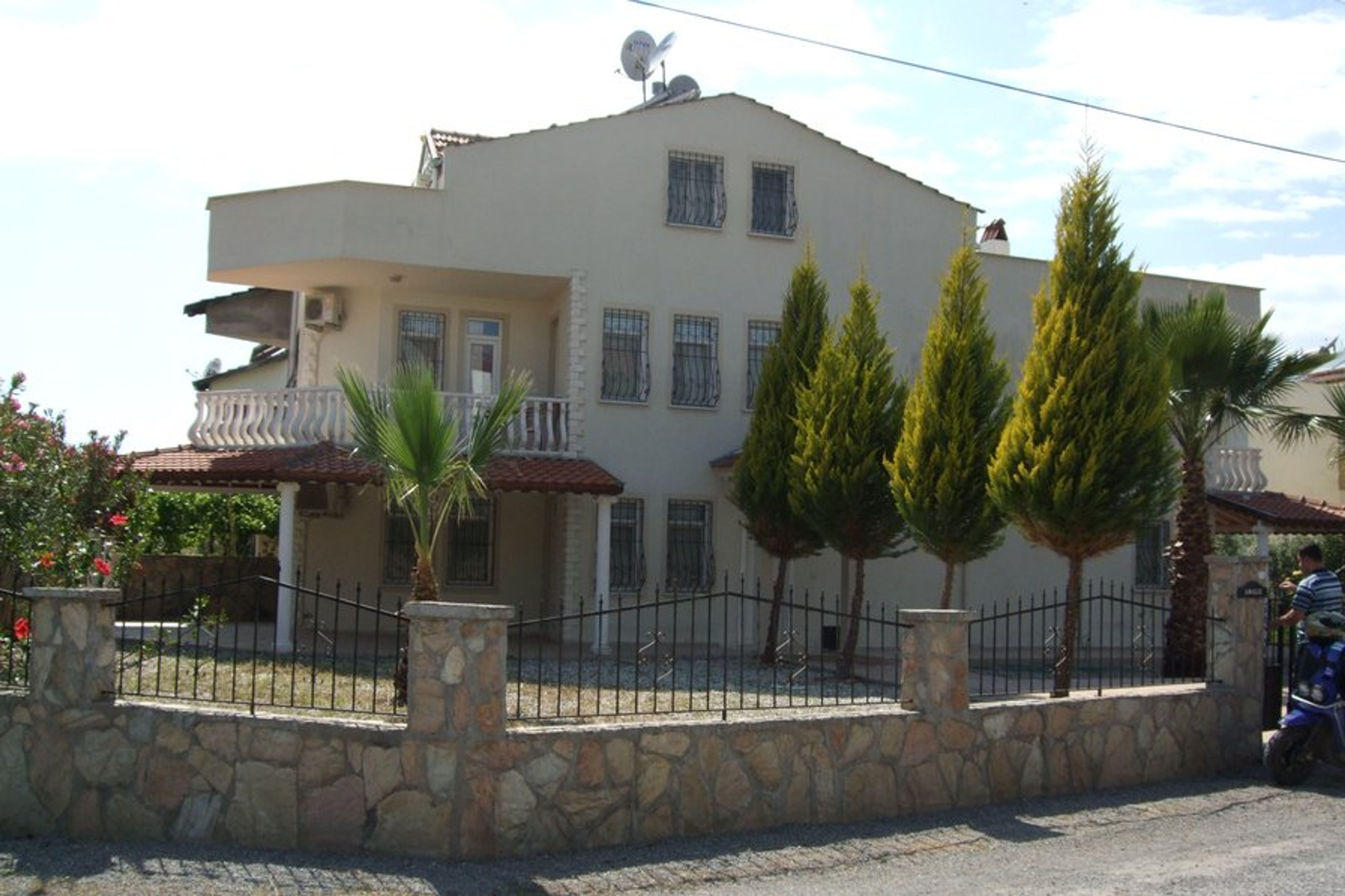 old photo of house showing main verandah & shared balcony