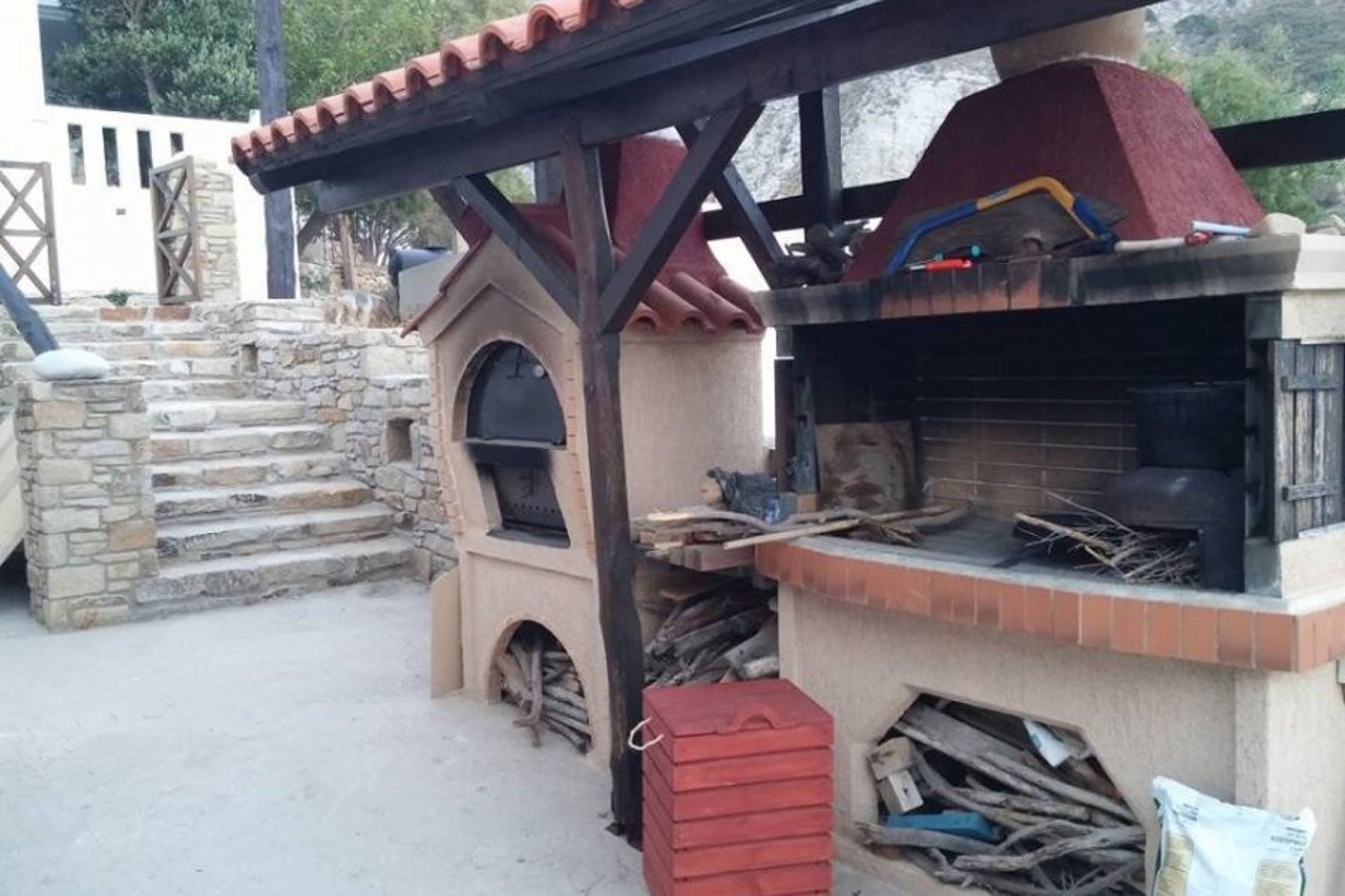 The entrance of the house.Barbecue with firewood and the Wood oven 