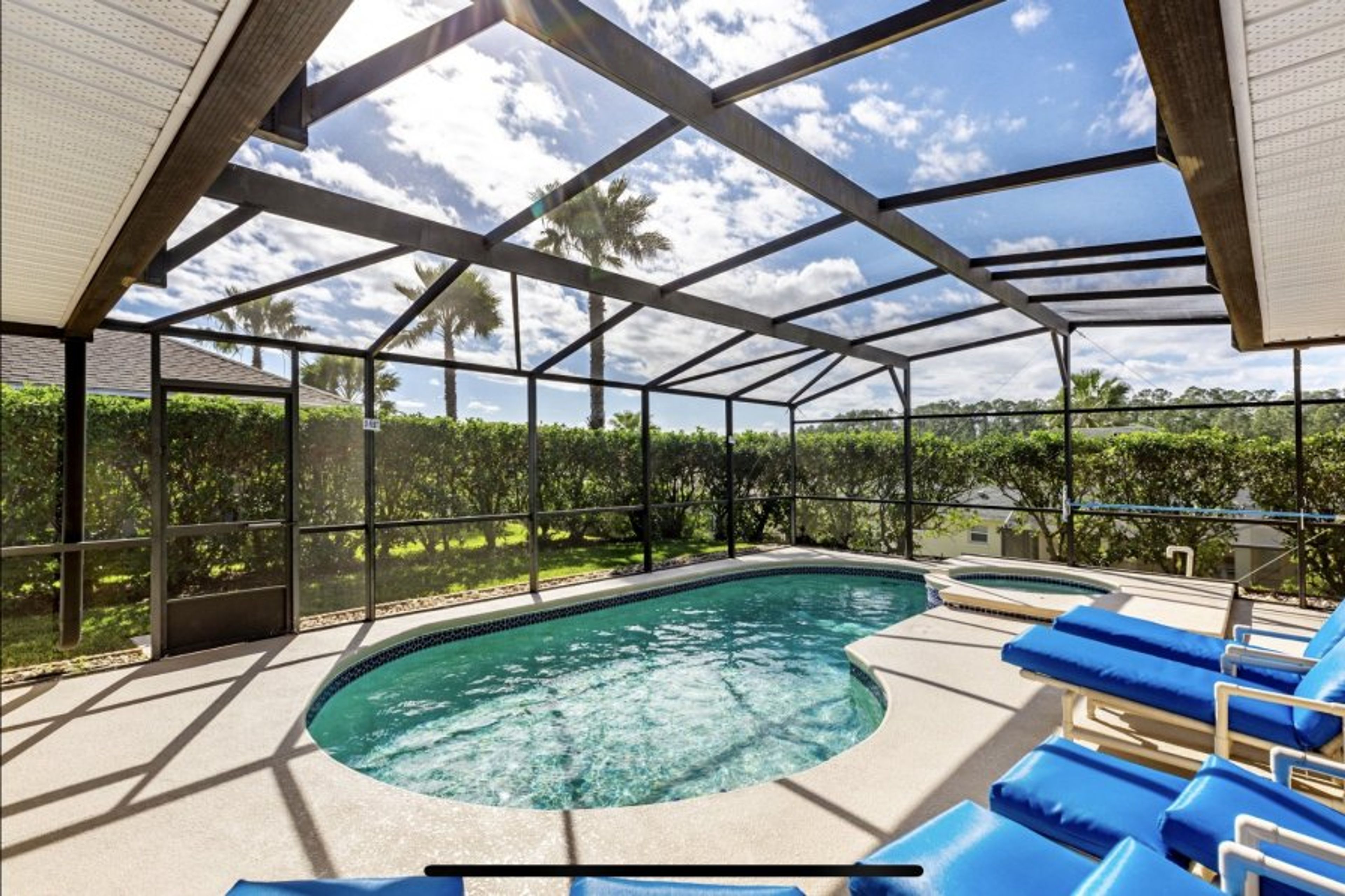 Screened in pool with privacy hedges !