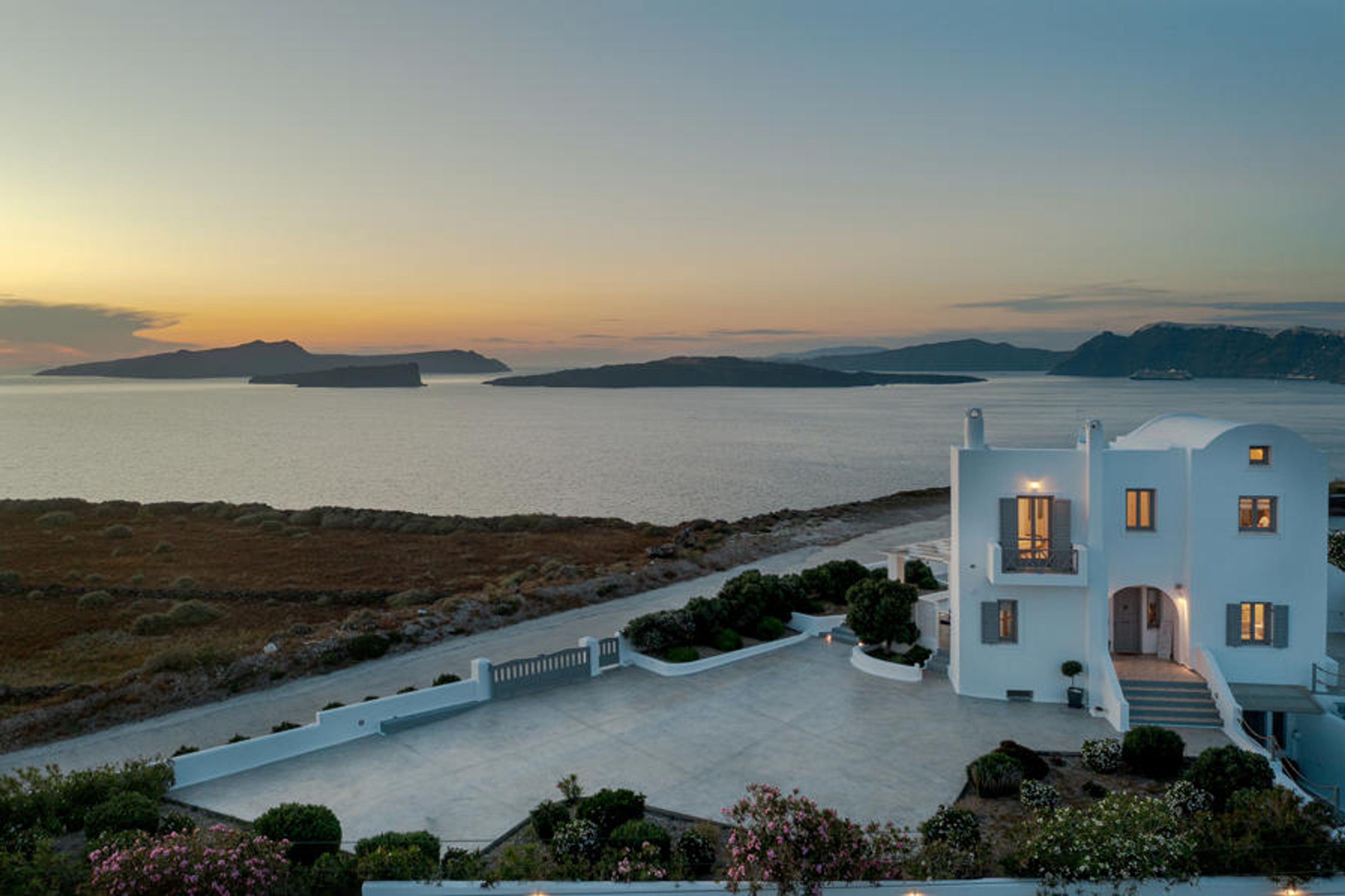 Deluxe villa with caldera views and private pool