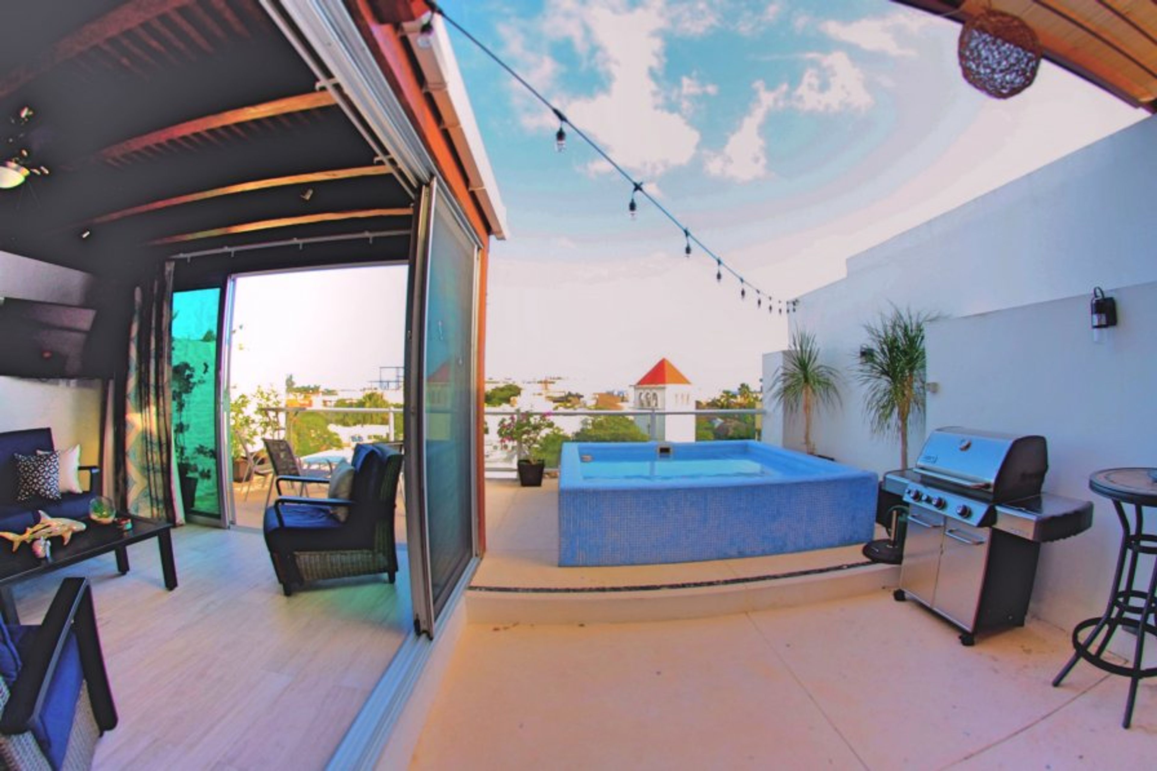 ROOFTOP PENTHOUSE WITH PLUNGE POOL AND GRILL