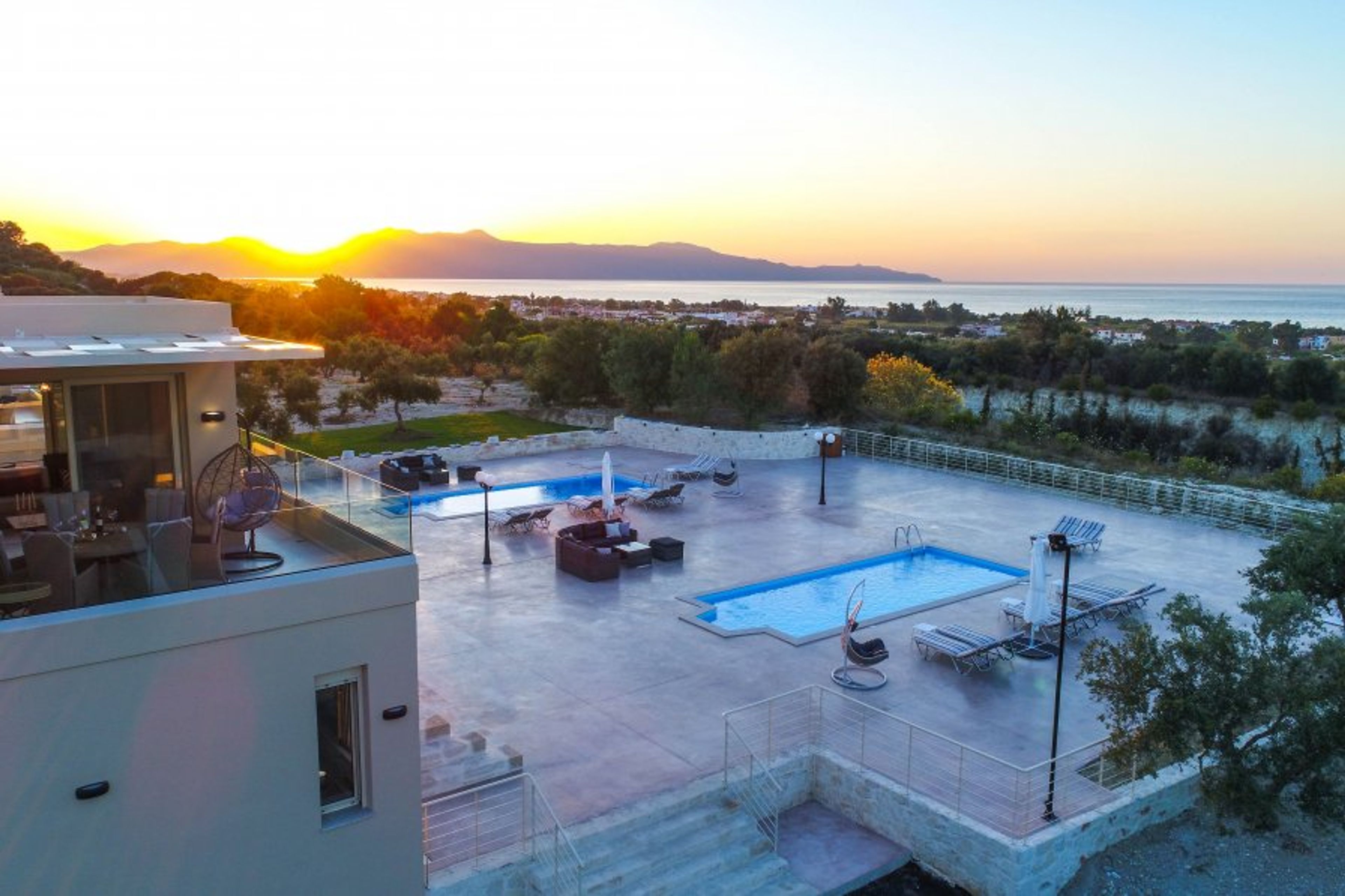 LIBERTY and FREEDOM luxury sea view villa with prive pools & helipad!
