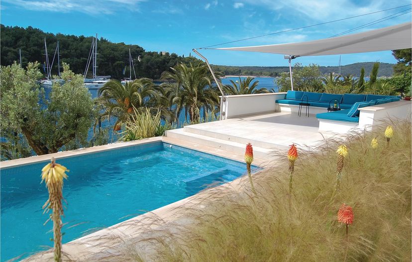 Villa in Croatia, Milna
