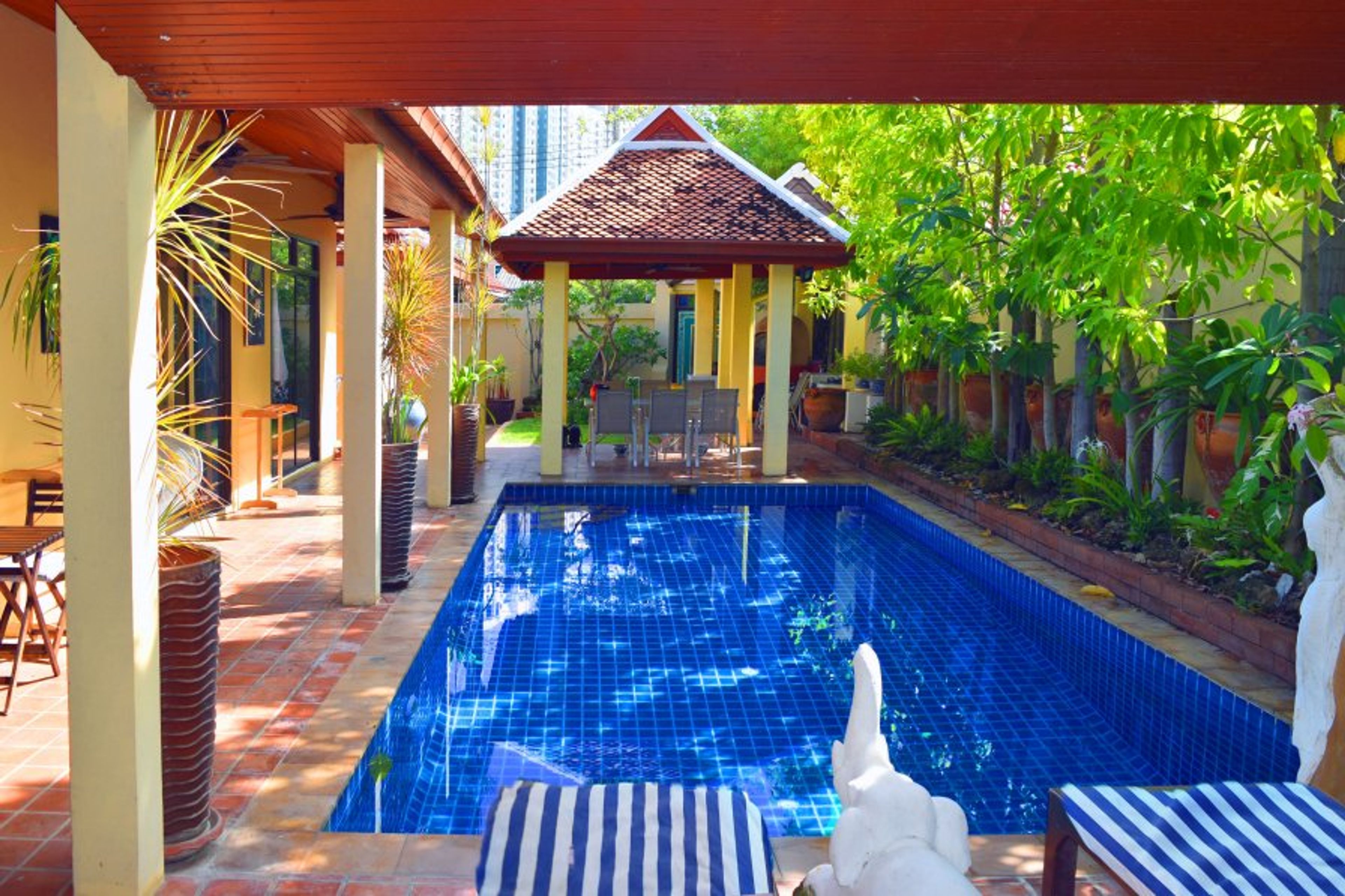 Large pool: approx. 4.5 x 9m with depth from 1m to 1.7m + pool toys.