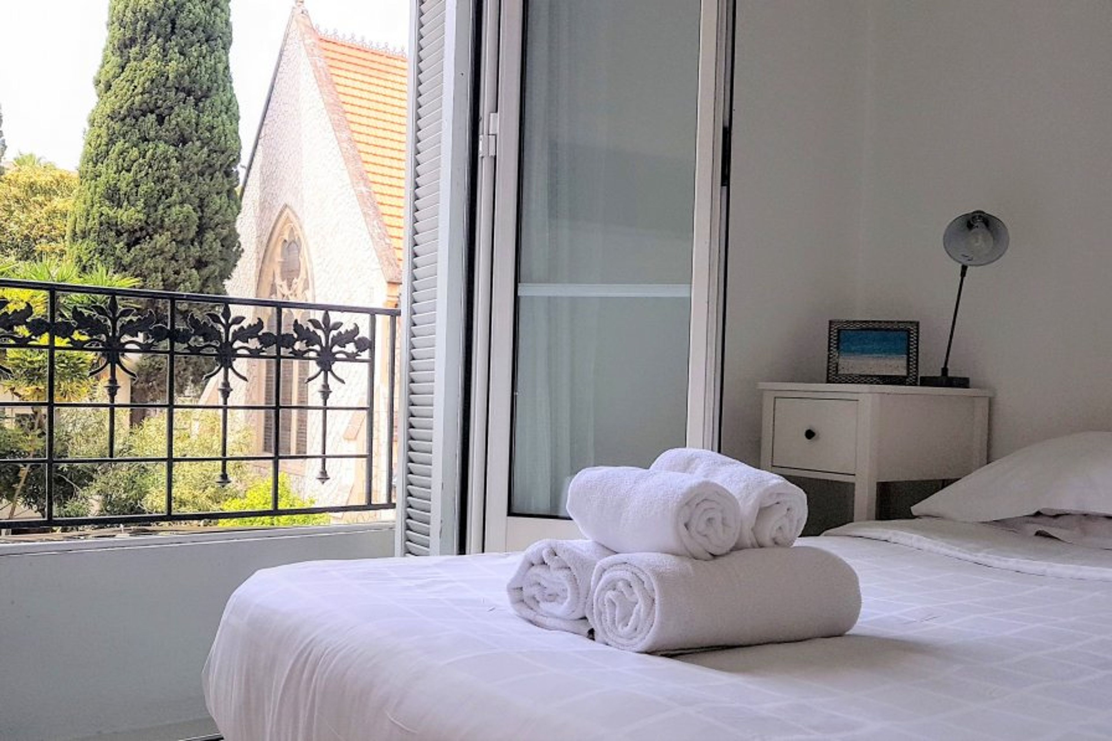 Bedroom - Kingsize bed. Balconette windows