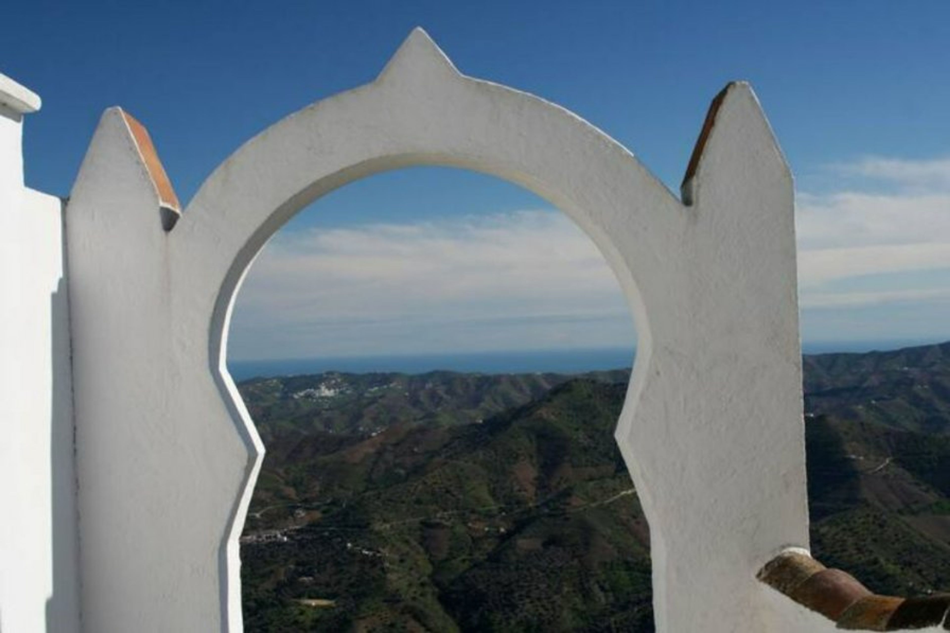 One of the many beautiful arabic arches of Comares with amazing views!