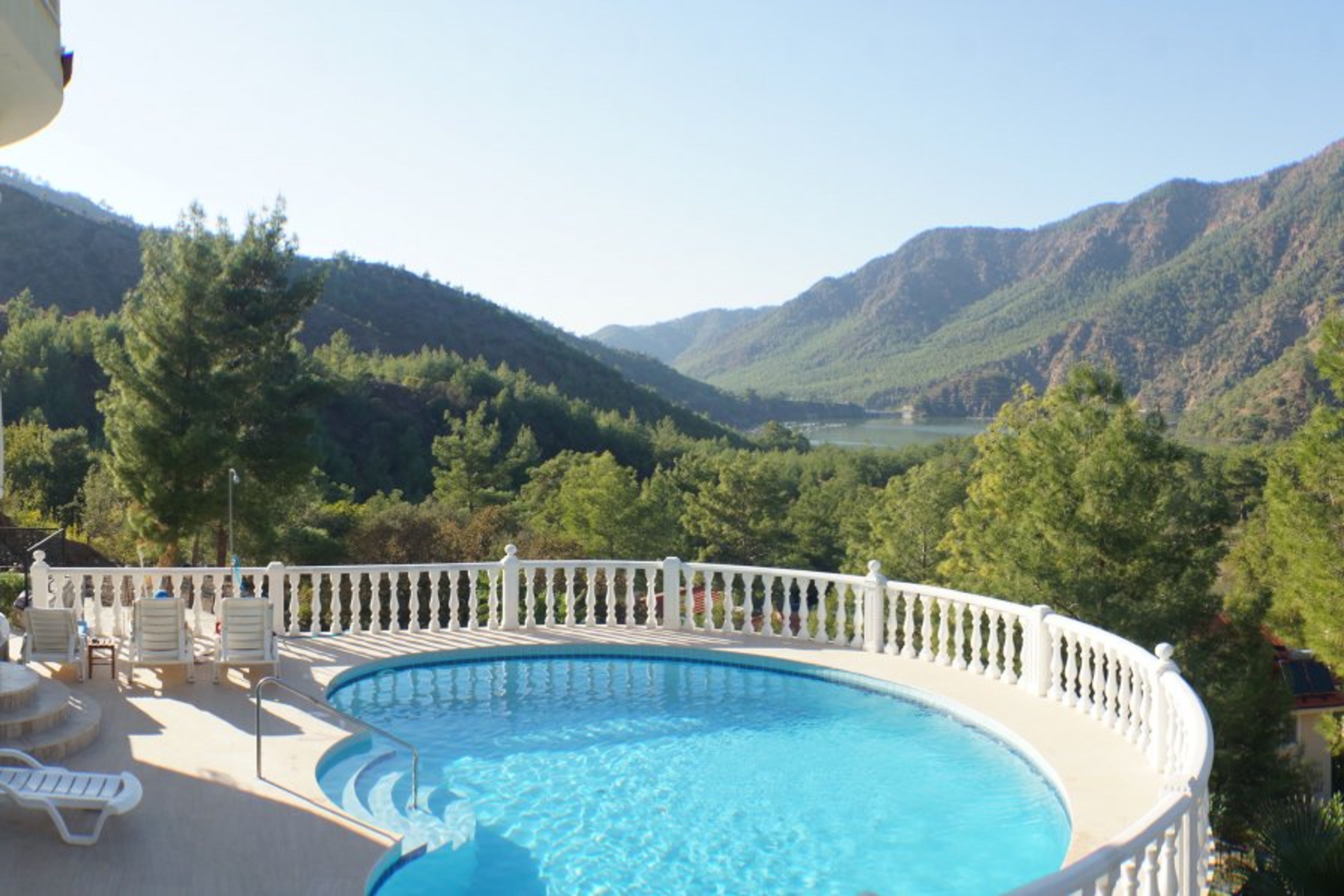 Private pool with views of the mountains and lake 