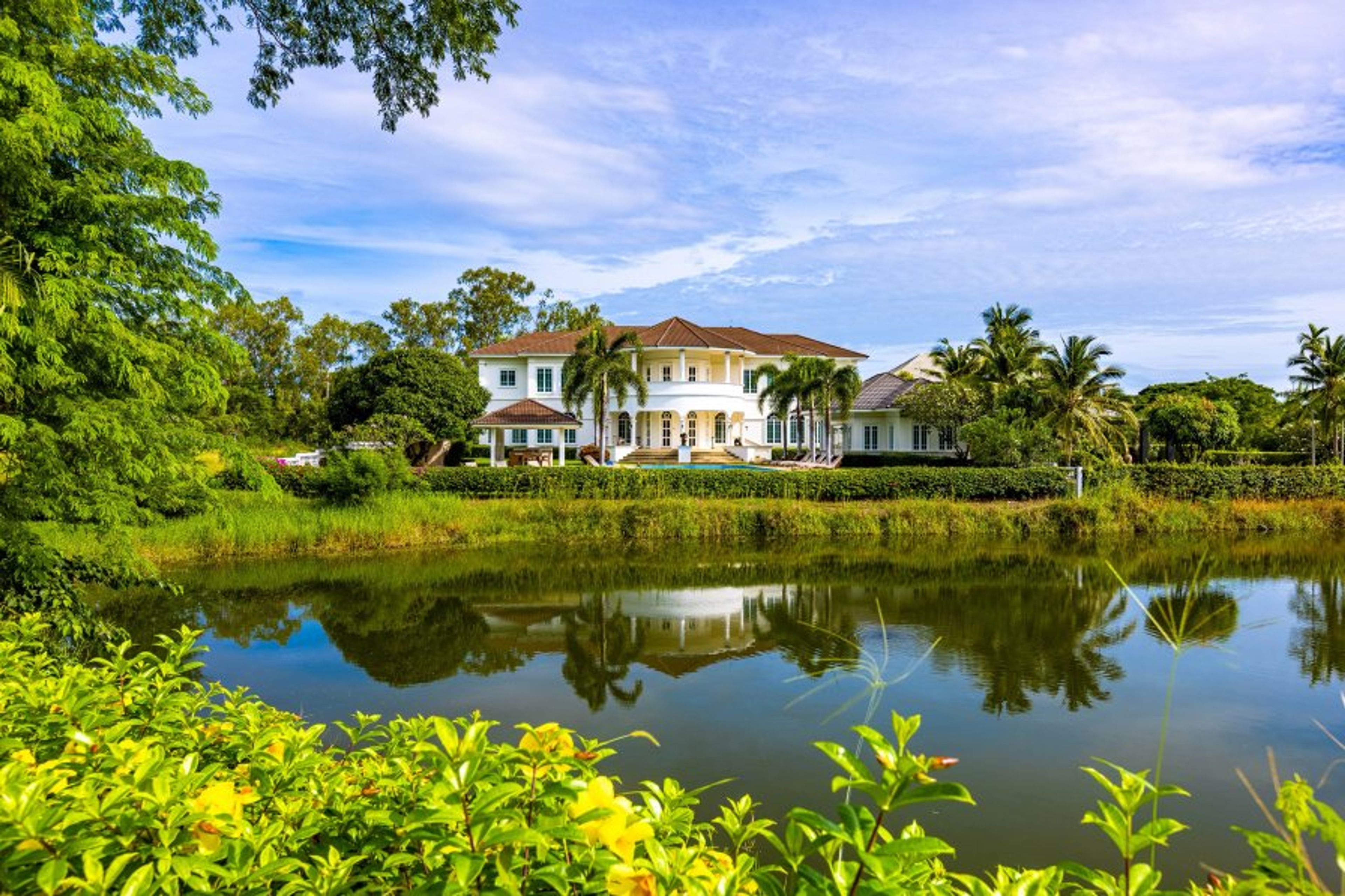 The golf course lake is 
at the end of the garden.