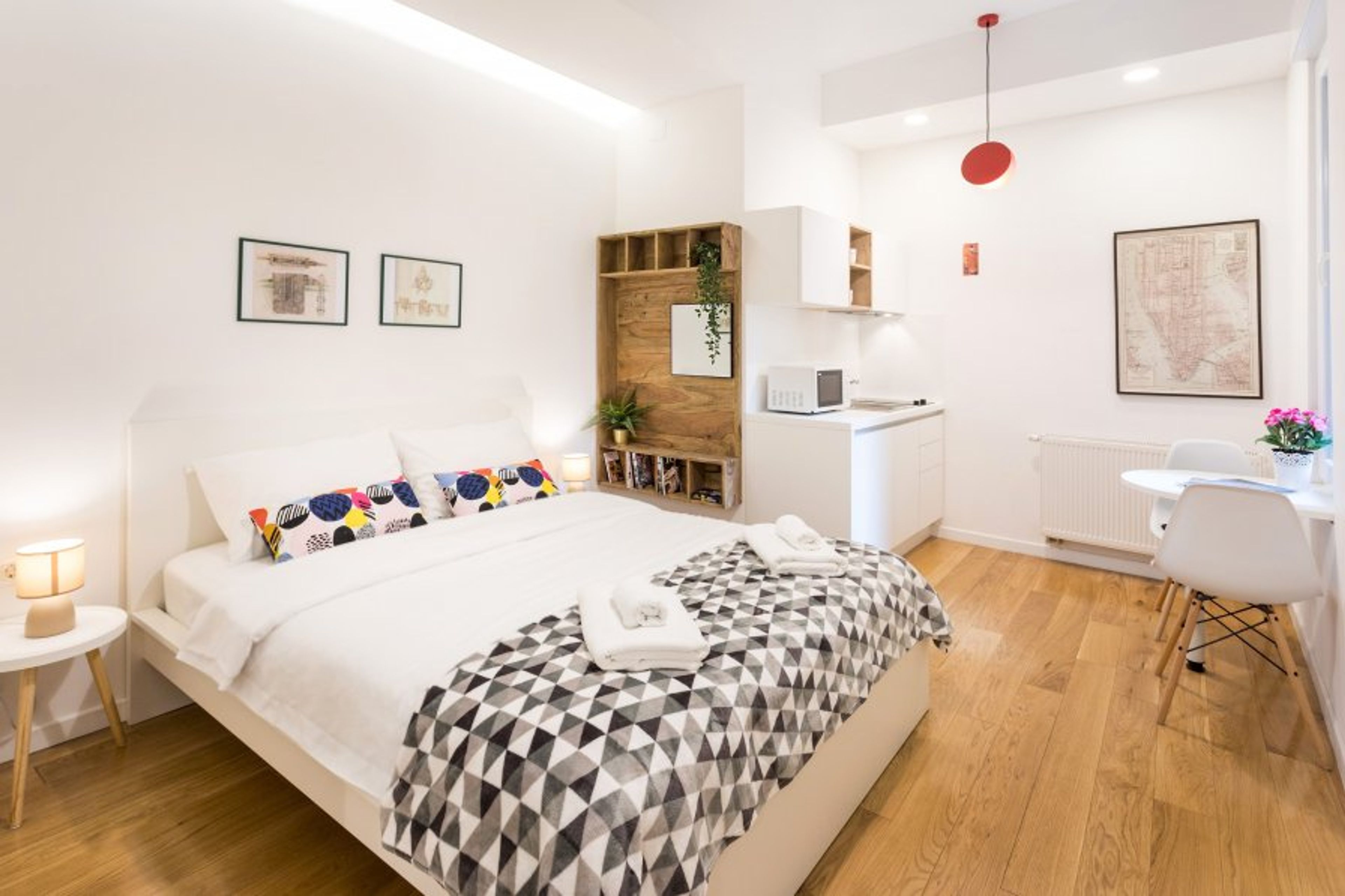 King size bed provided with fresh and clean towels 