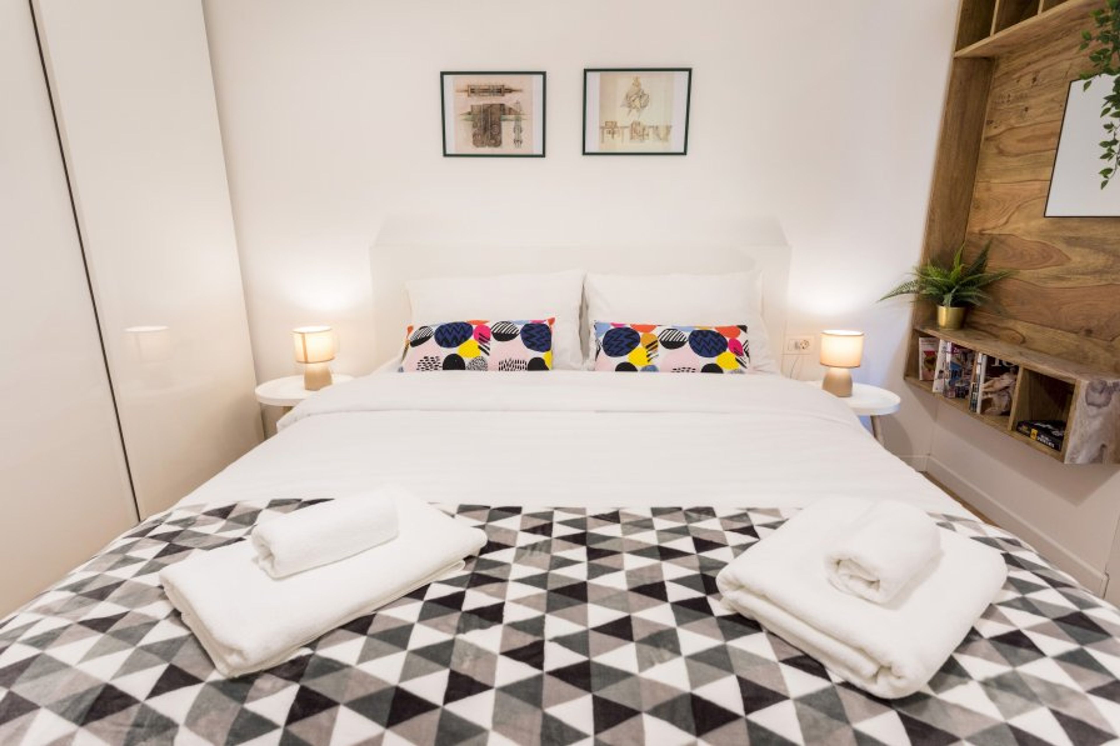 King size bed provided with fresh and clean towels 