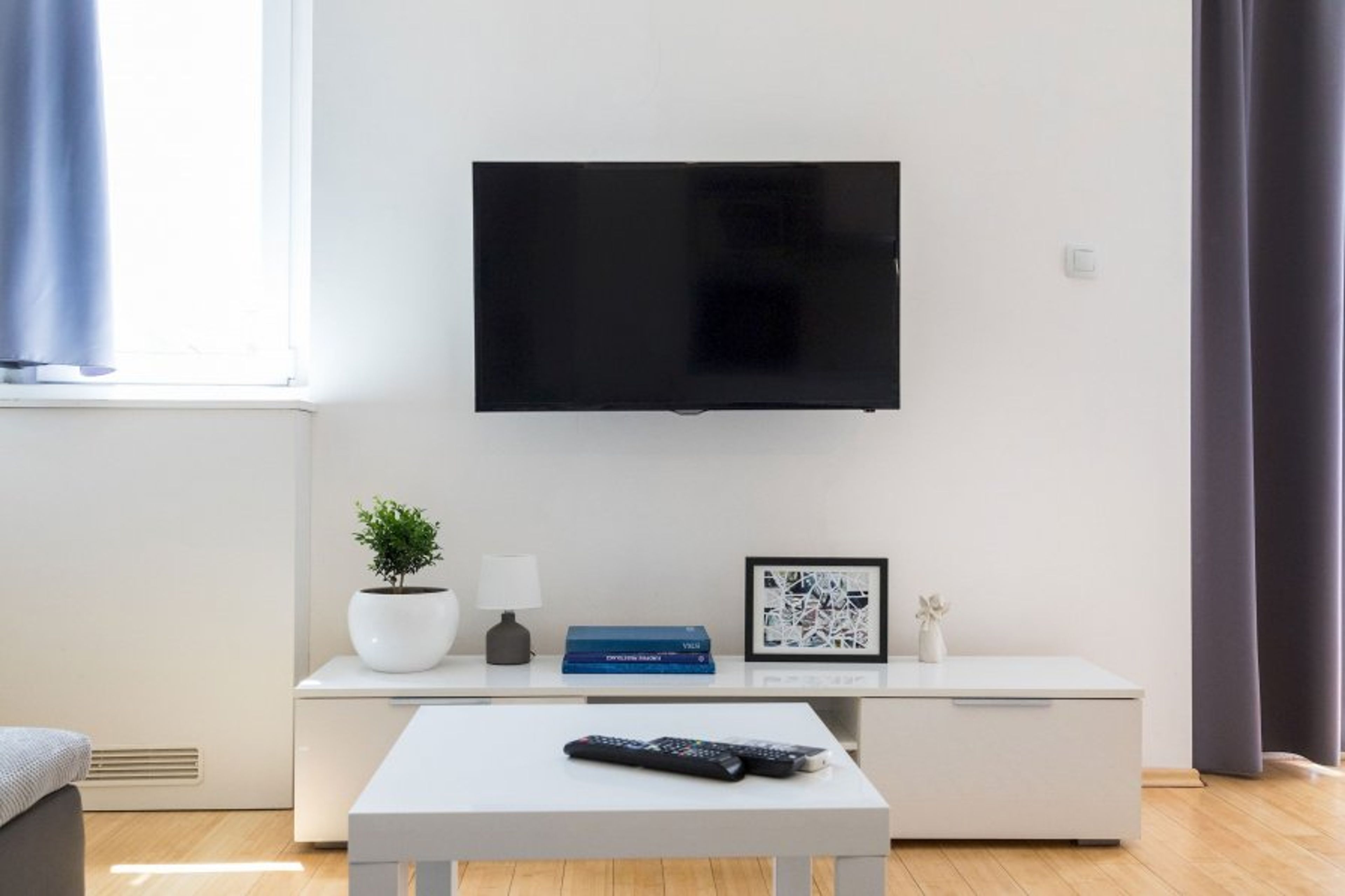 The cable TV offers you a variety of local and international TV channels!