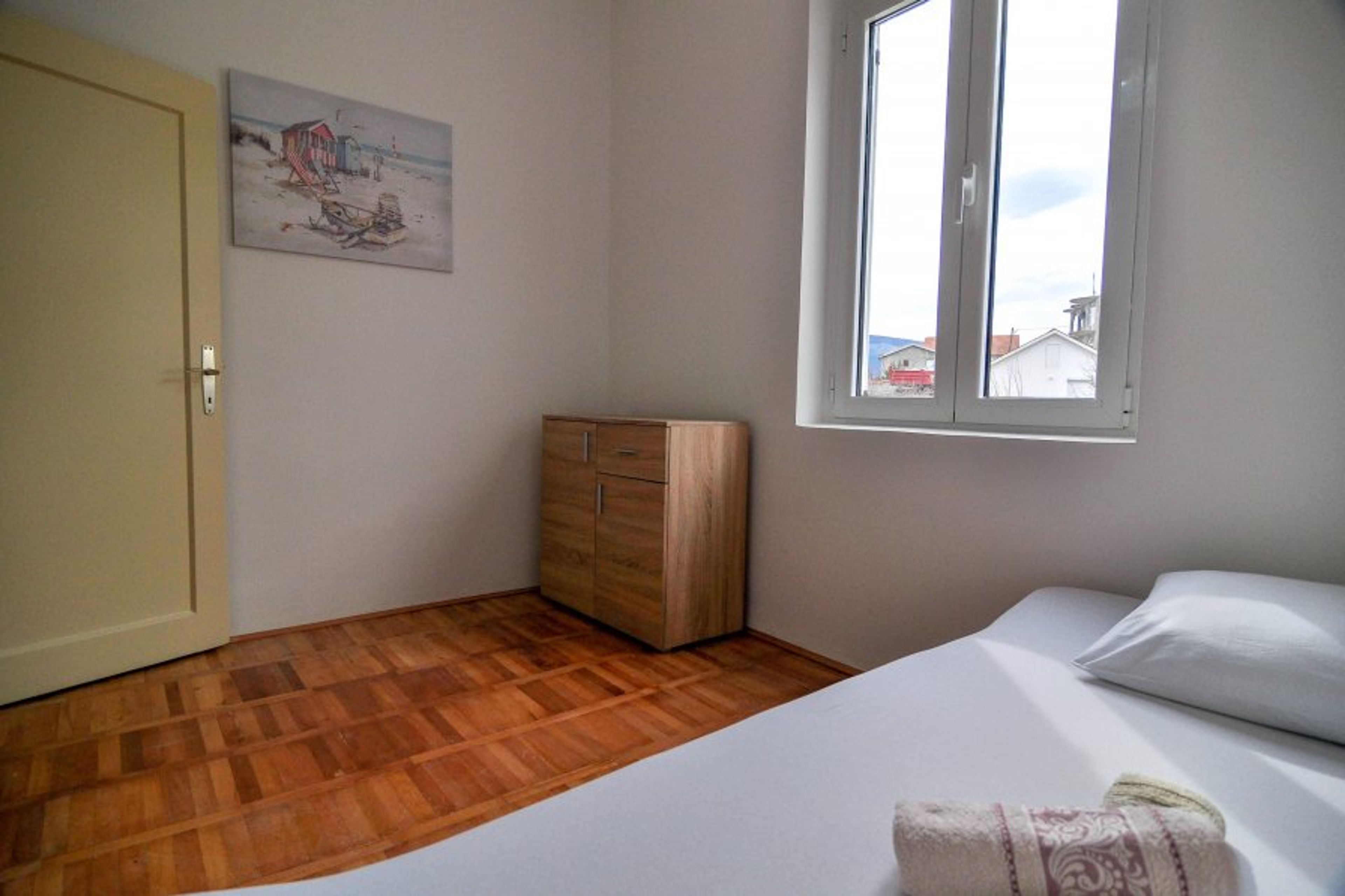 Single room. It has sea and garden view. 