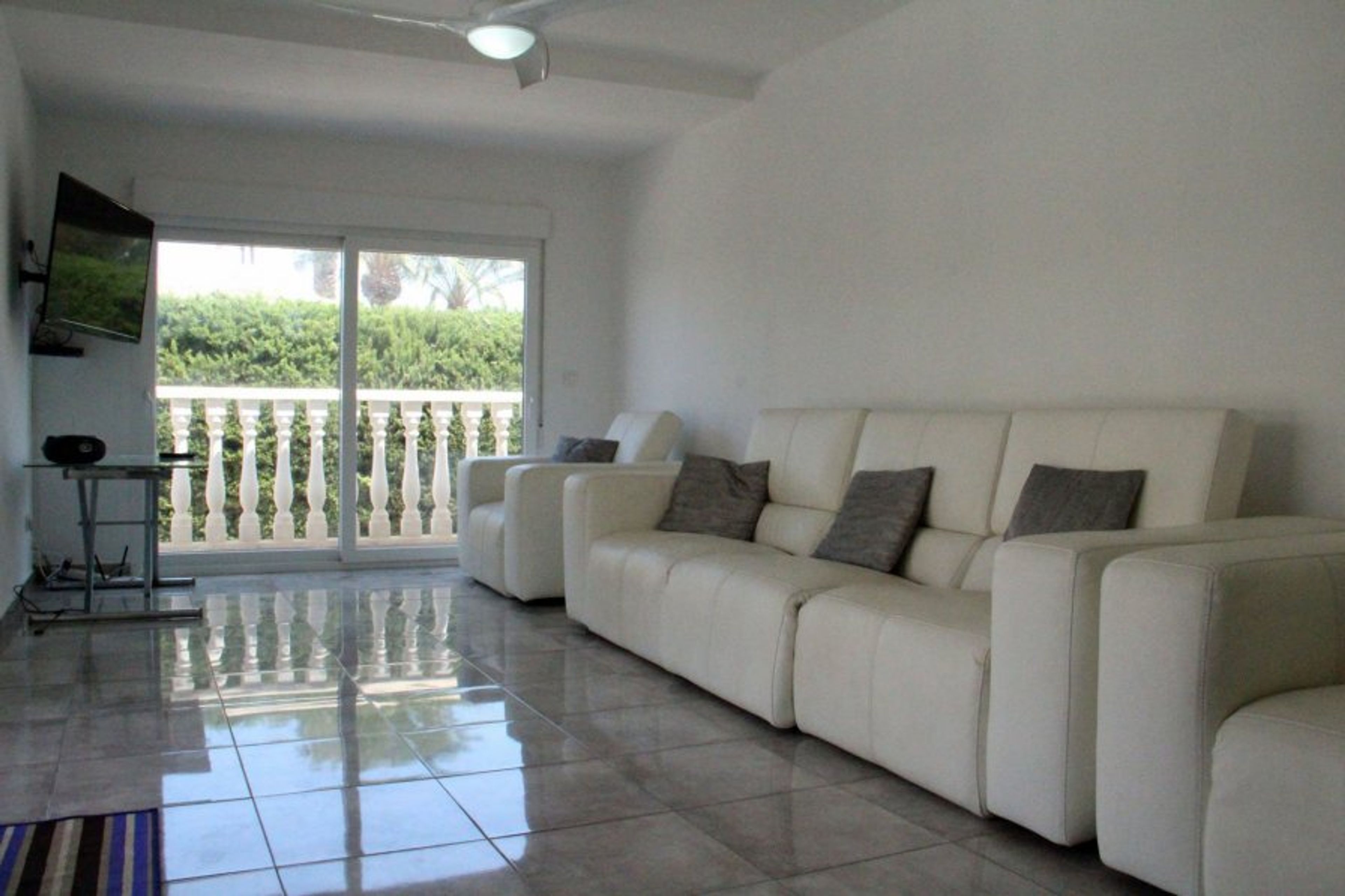 Living room 2 overlooking the pool