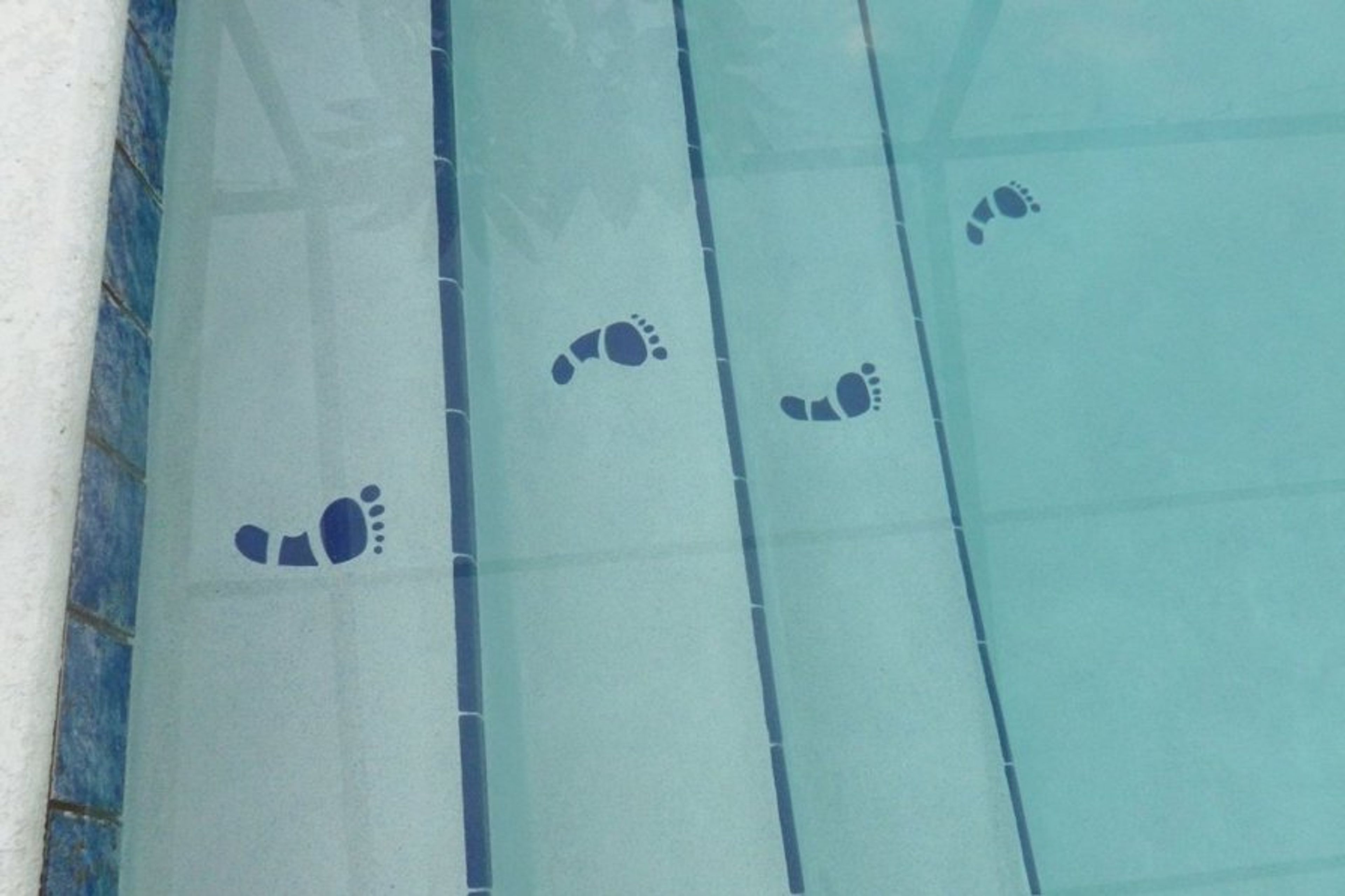 Foot print mosaics introduce you steps into the pool