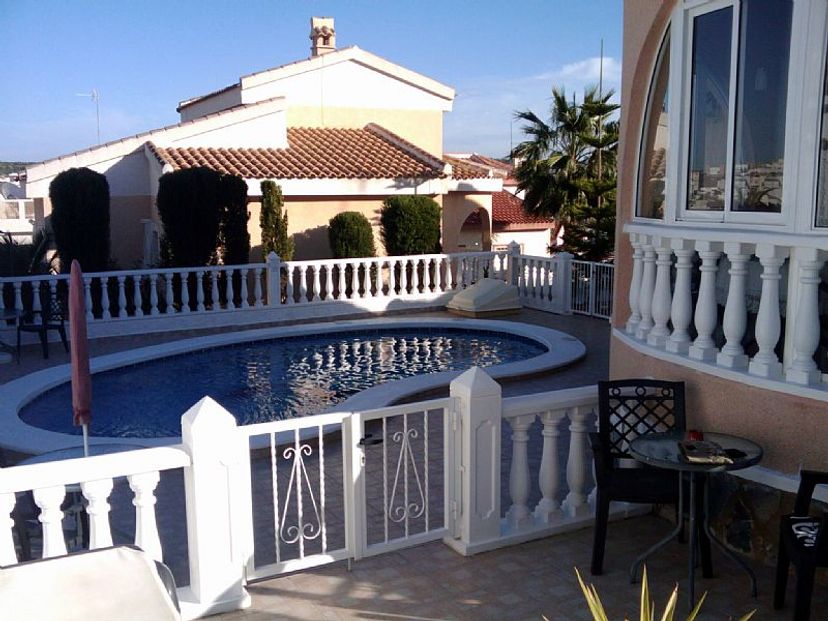 Villa in Ciudad Quesada, Spain: Pool area now enclosed with lockable gates...safer for young child..
